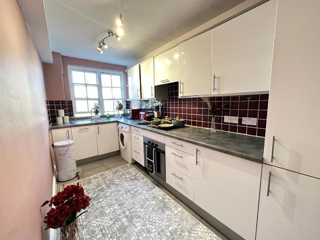 Hyde Park Three Bedroom Apartment *
