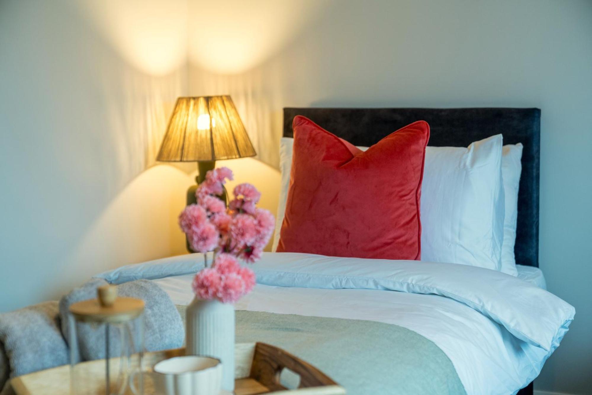 Ferienhaus 5 Star - Stylish 2 Bed In -excel, Airport