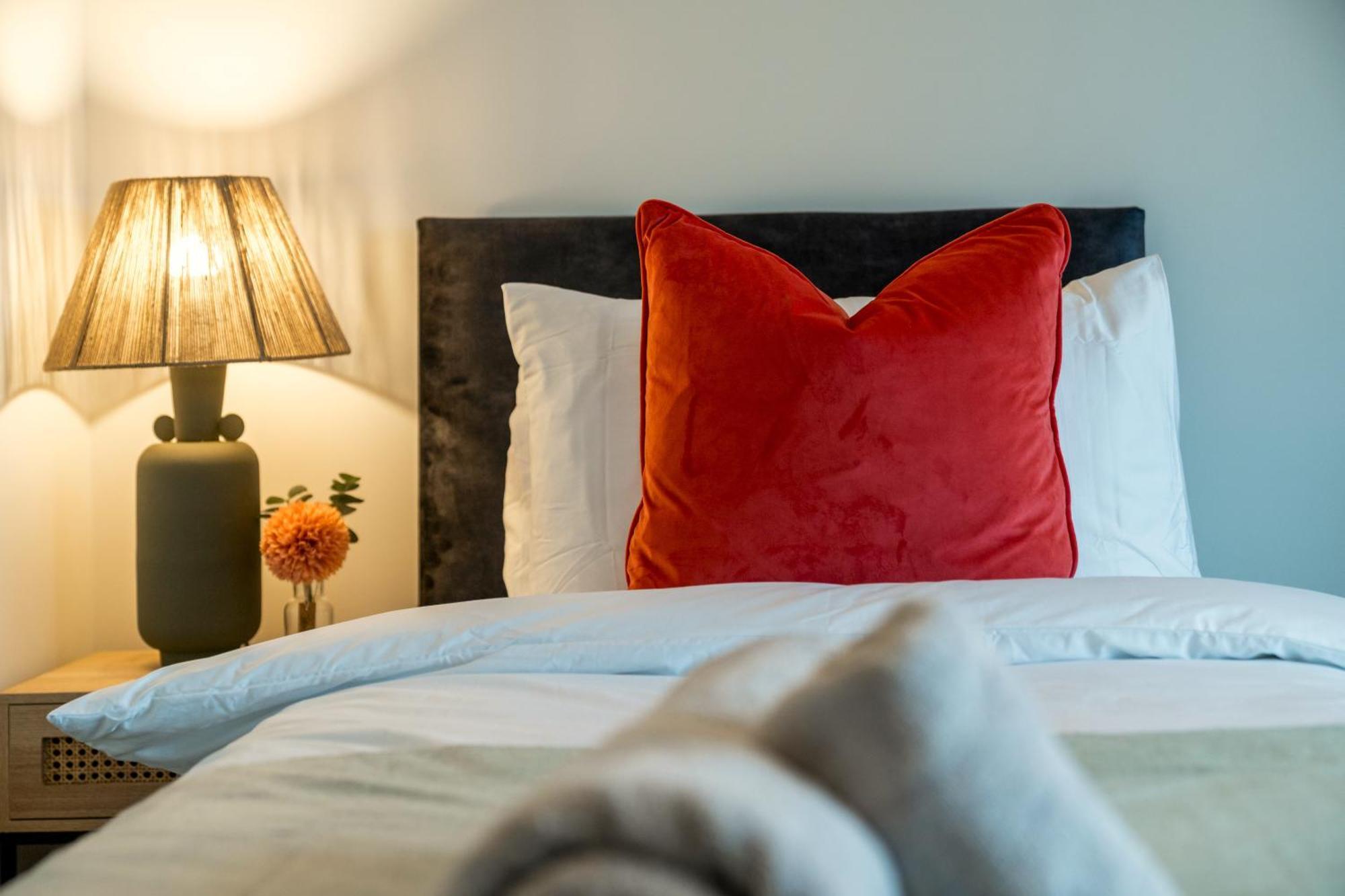 5 Star - Stylish 2 Bed In -excel, Airport Ferienhaus London