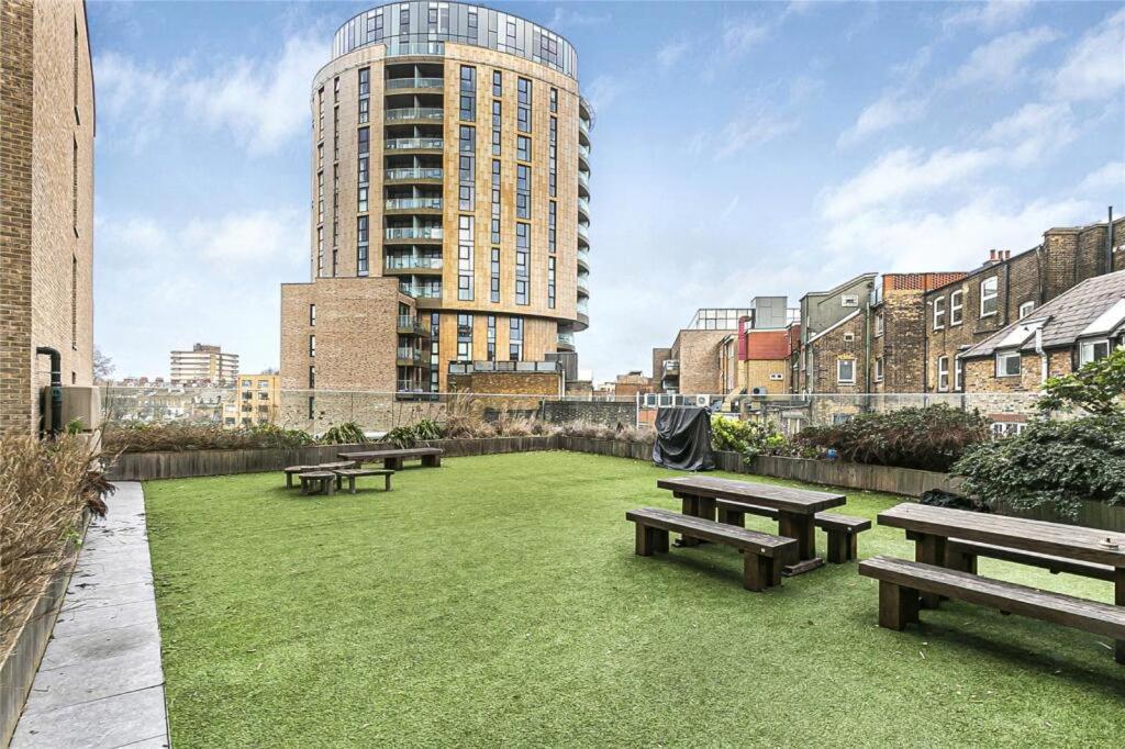 Modern Serviced 3-bedroom Flat In East Leilighet London