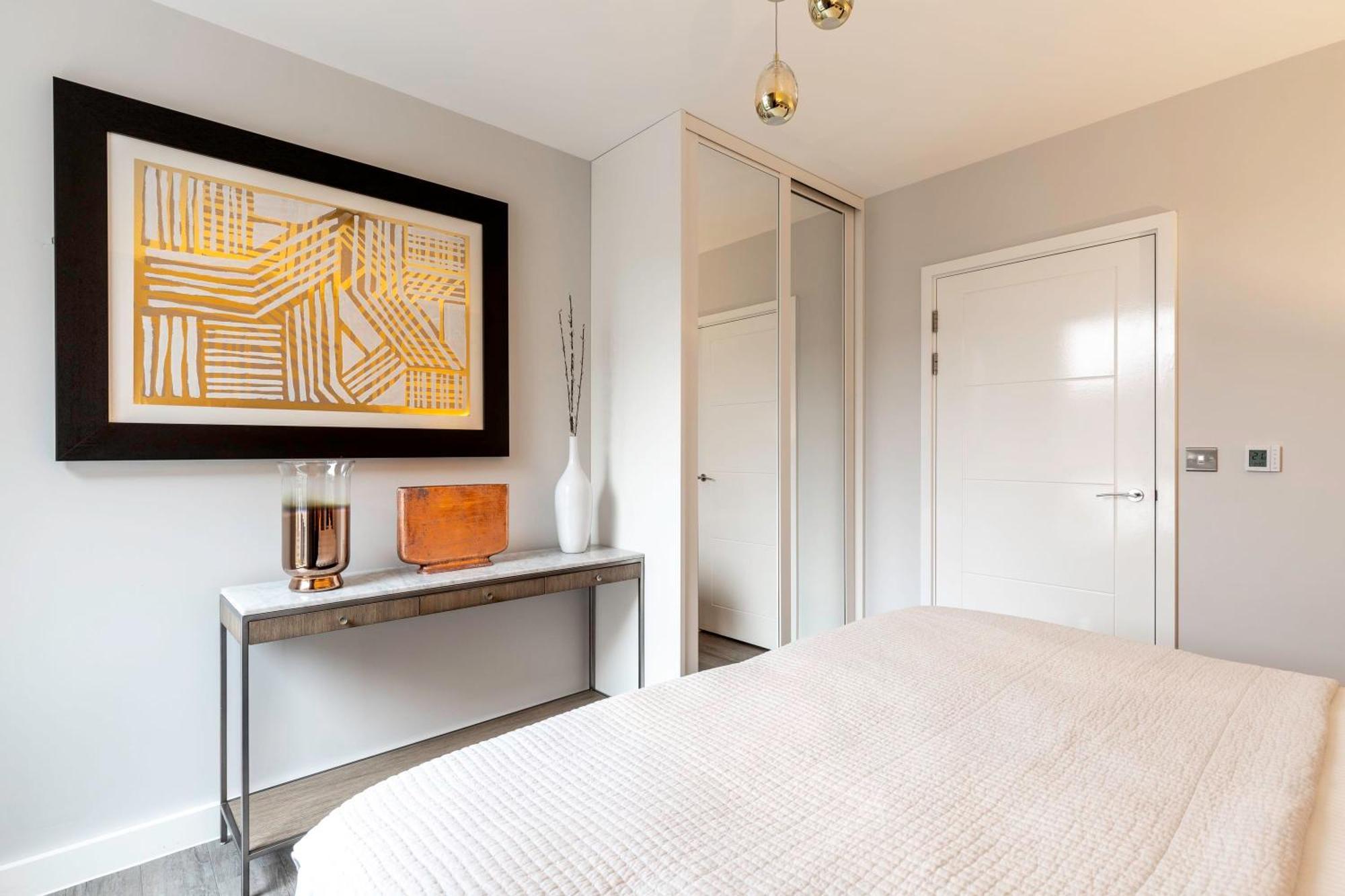 Showroom Splendour, Luxe Elegance Apartment London