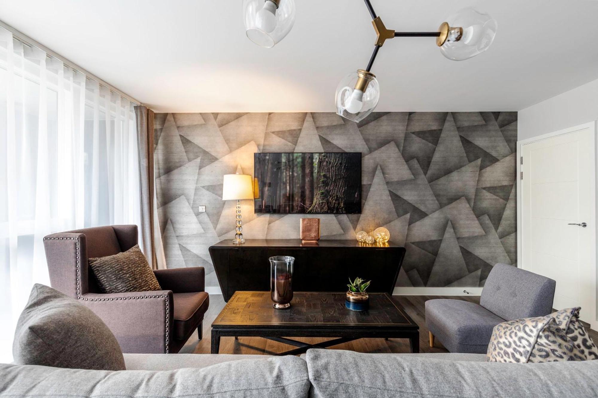 Showroom Splendour, Luxe Elegance *