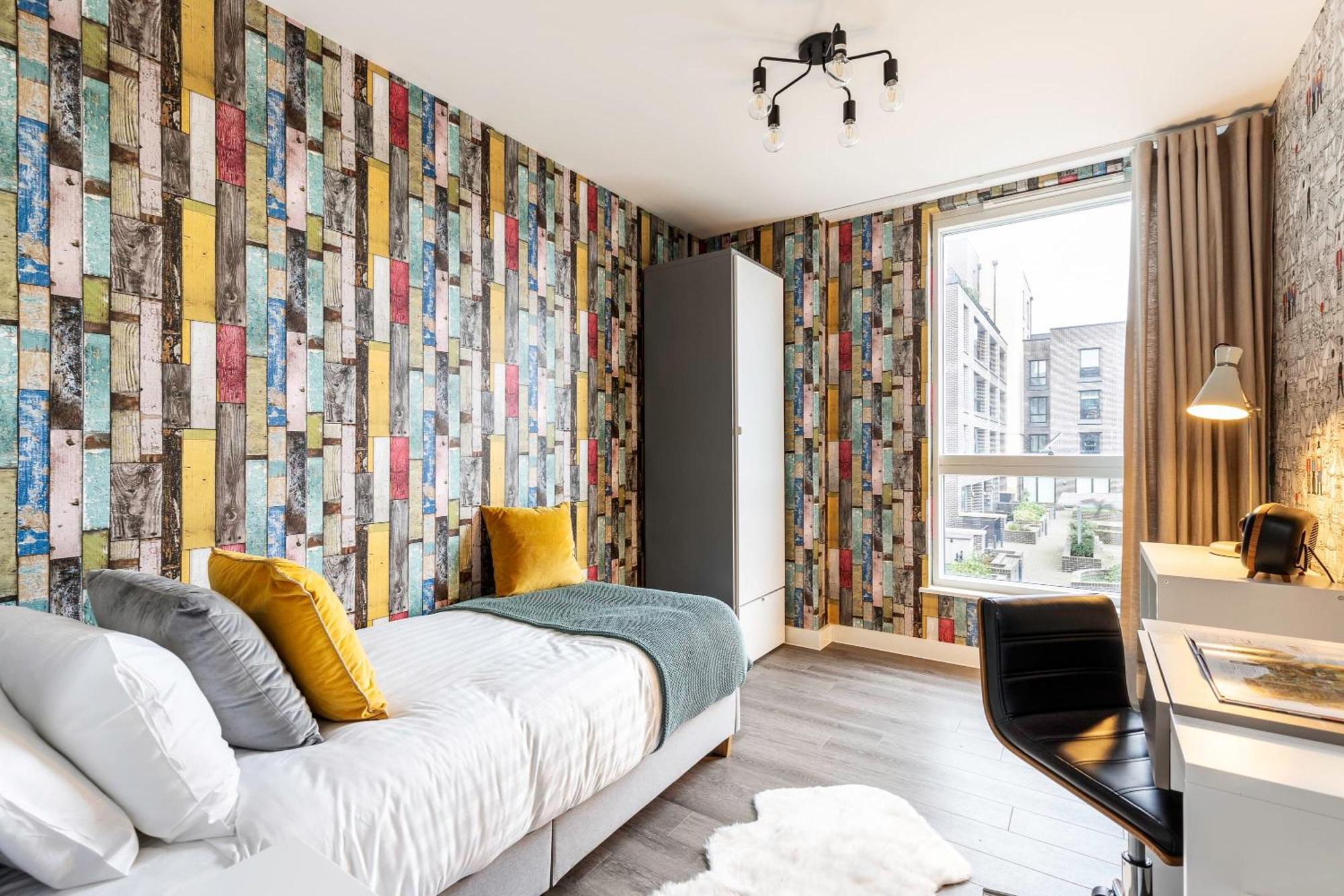 Showroom Splendour, Luxe Elegance Apartment