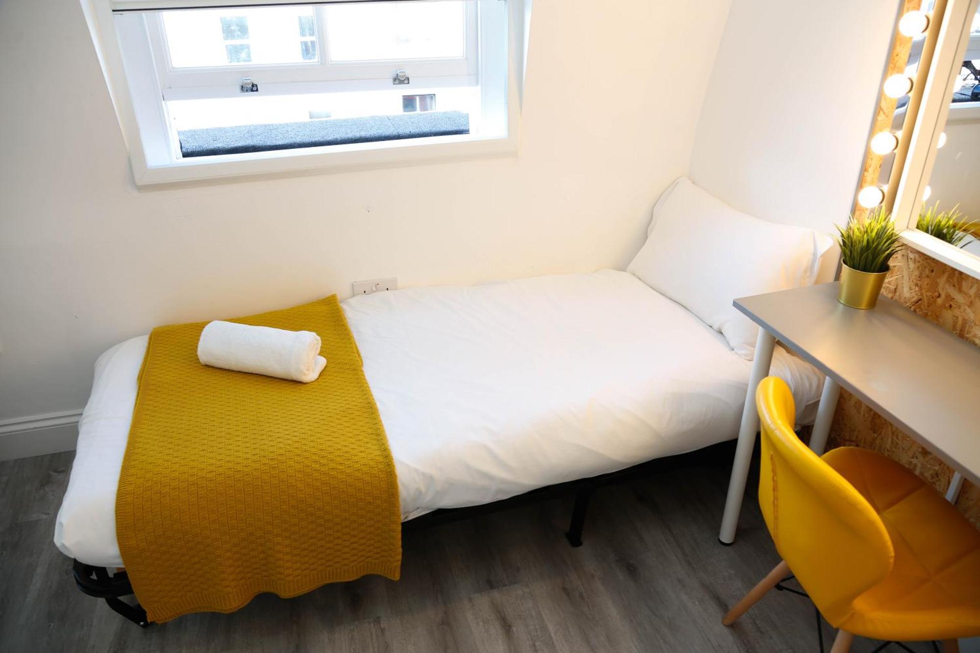 Luxury In Camden Town Near Shops, Cafes, Bars & Metro With Shared Bathrooms Londen