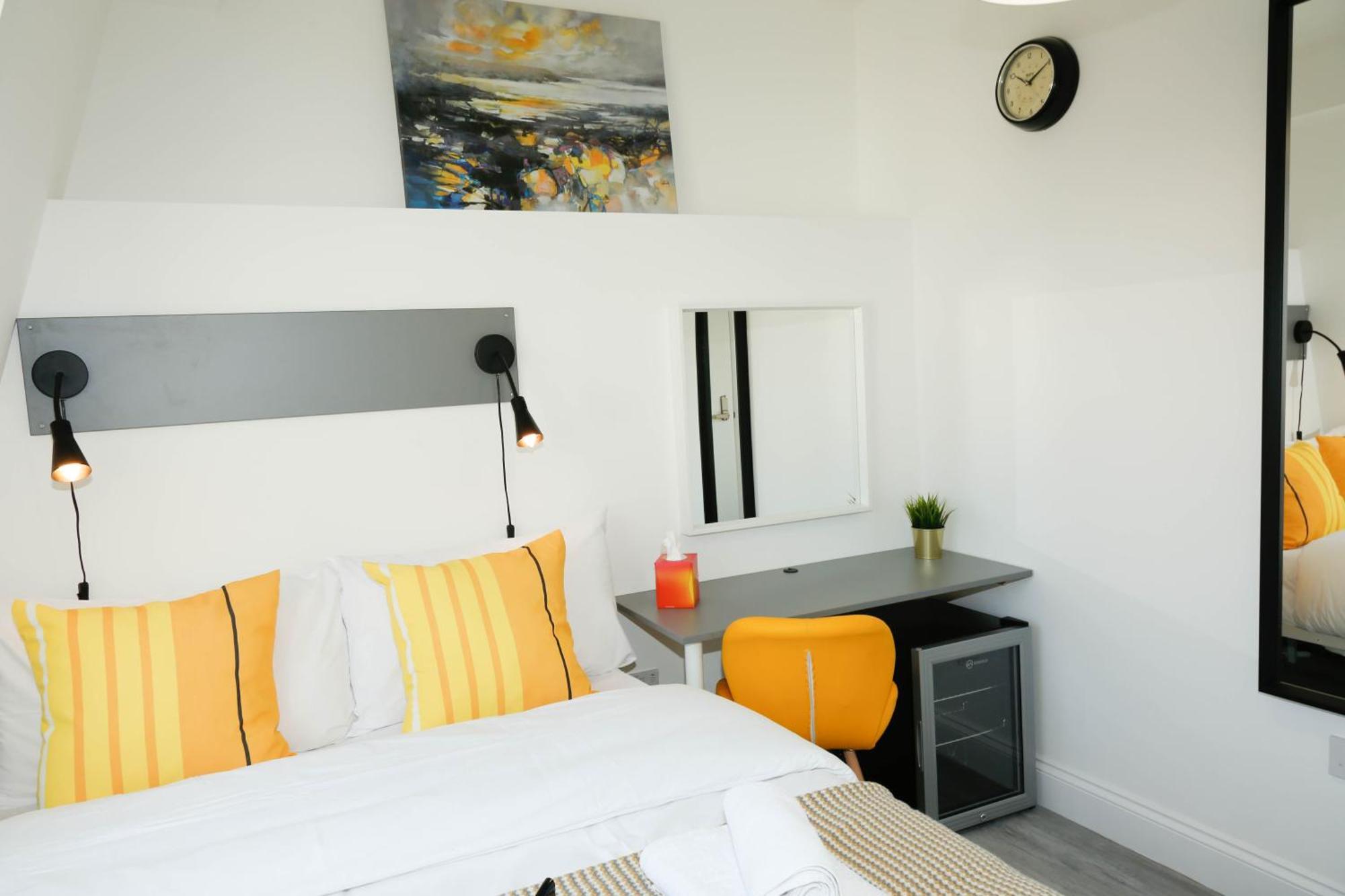 Luxury In Camden Town Near Shops, Cafes, Bars & Metro With Shared Bathrooms Londen