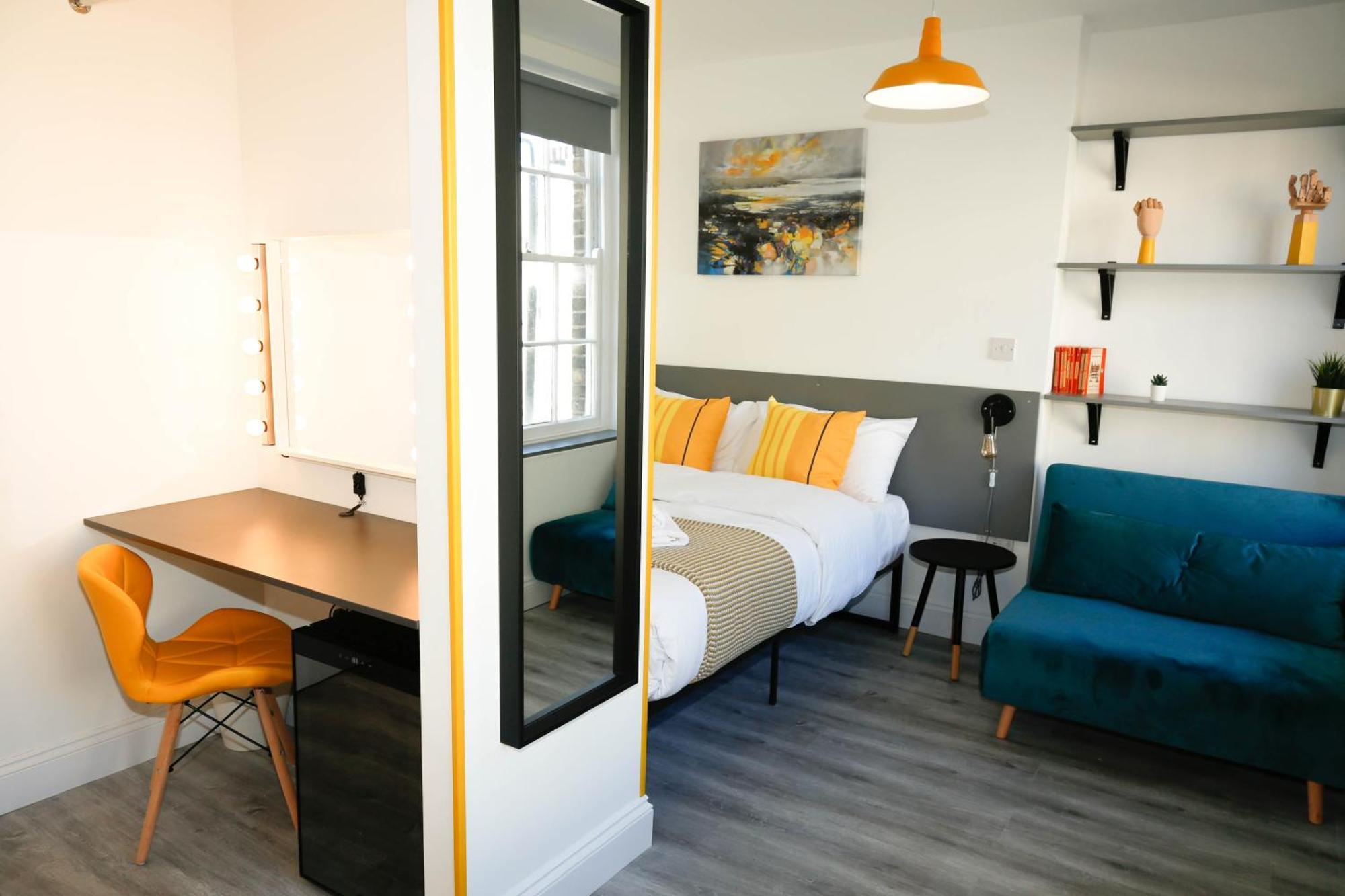Luxury In Camden Town Near Shops, Cafes, Bars & Metro With Shared Bathrooms Londen