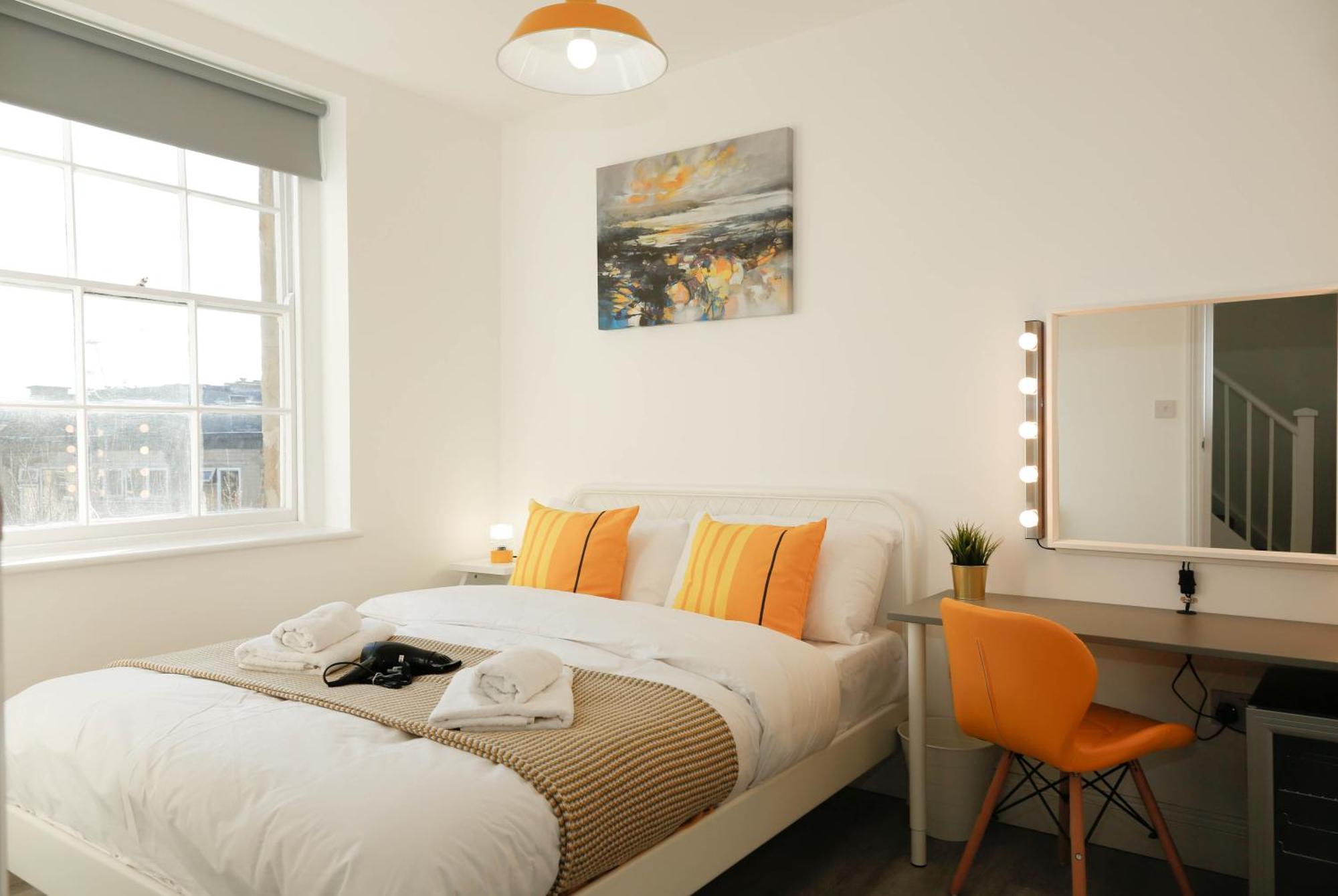 Luxury In Camden Town Near Shops, Cafes, Bars & Metro With Shared Bathrooms * Londen