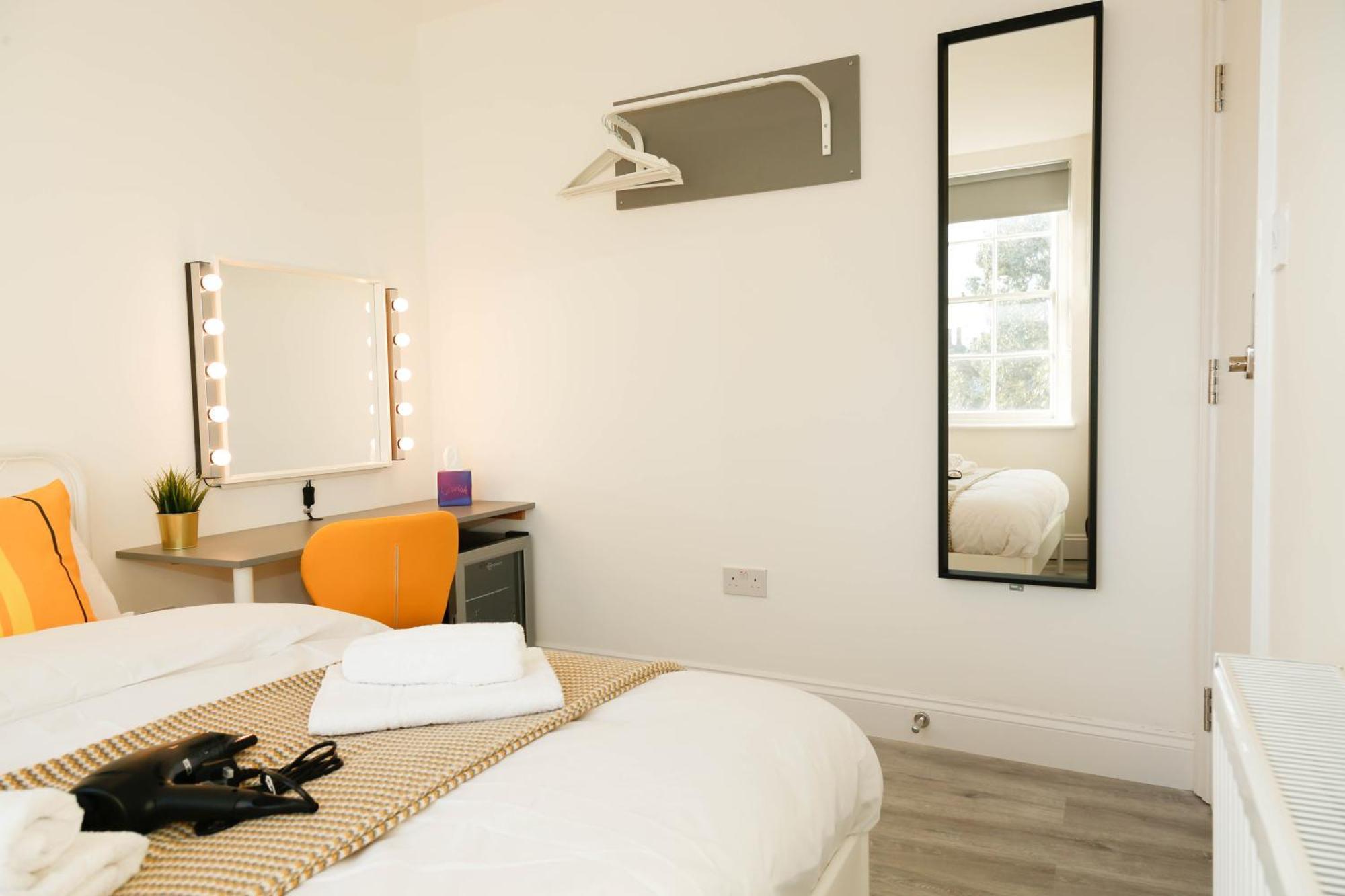 Luxury In Camden Town Near Shops, Cafes, Bars & Metro With Shared Bathrooms * Londen