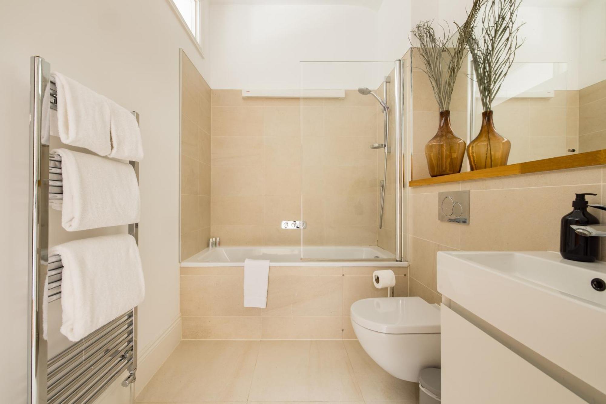 The Tooting Hideout - Dazzling 3bdr Flat With Balcony Apartment *