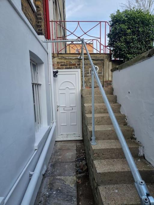 Appartement Entire Ground Floor Flat, Free Off-street Parking And Large Garden *