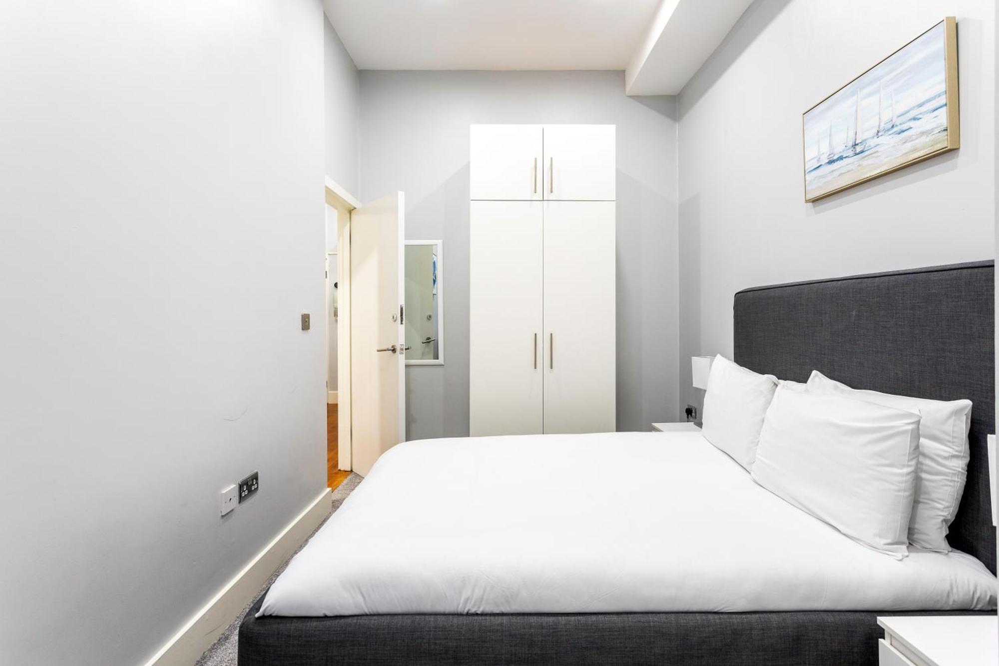 Refurbished Stjohns Hill Apartment London