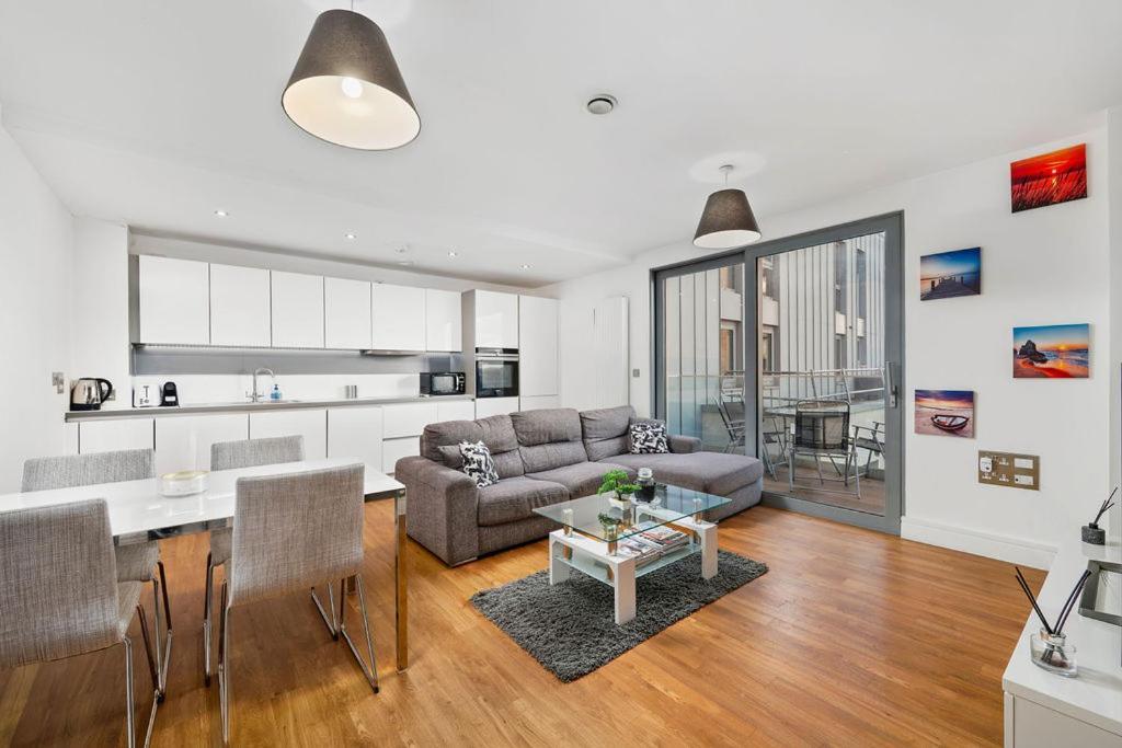 Modern Serviced 3-bedroom Flat In East Leilighet *