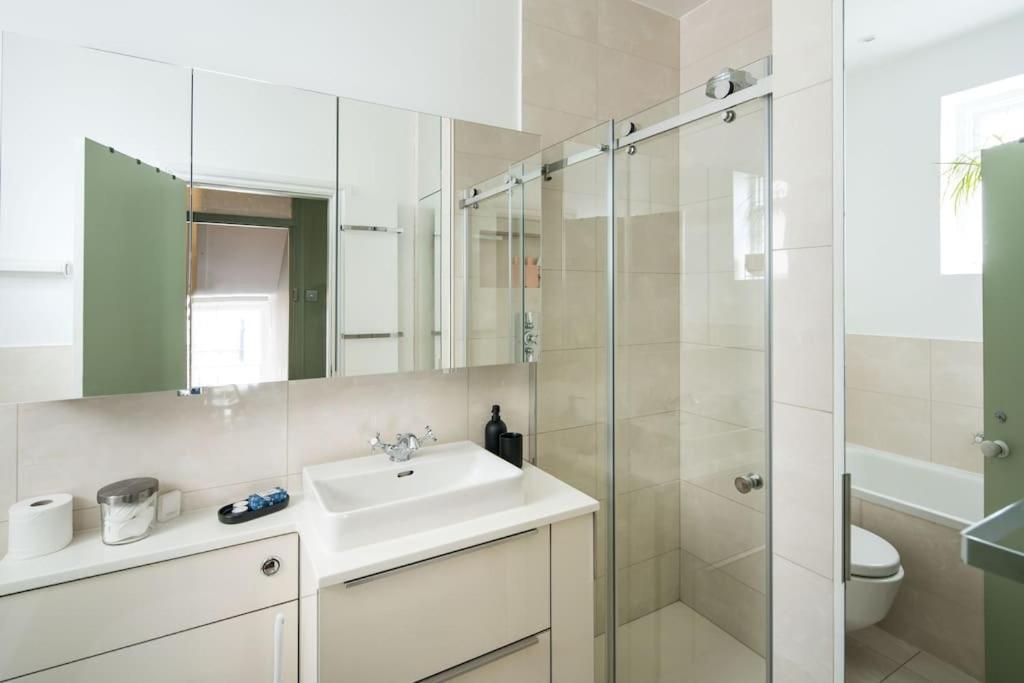 Apartment Westbourne Gardens London