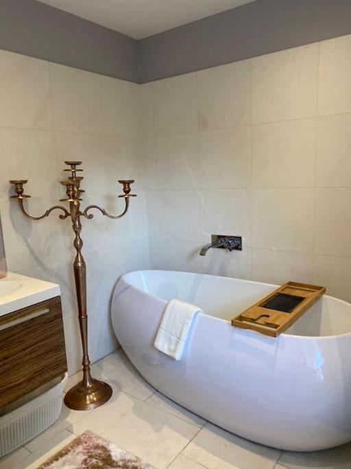 Ferienhaus Fairytale Garden House - Next To Victoria Station & Pet Friendly *
