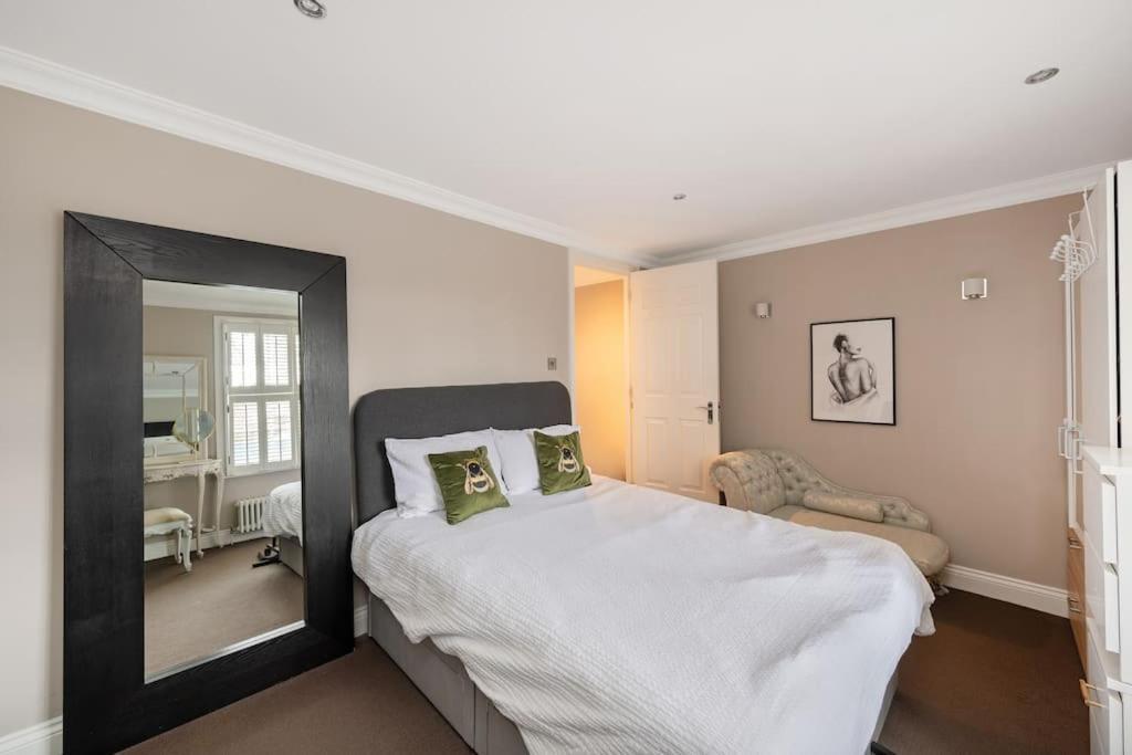 Ferienhaus Fairytale Garden House - Next To Victoria Station & Pet Friendly *