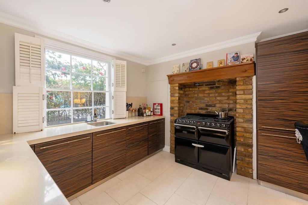 Ferienhaus Fairytale Garden House - Next To Victoria Station & Pet Friendly *