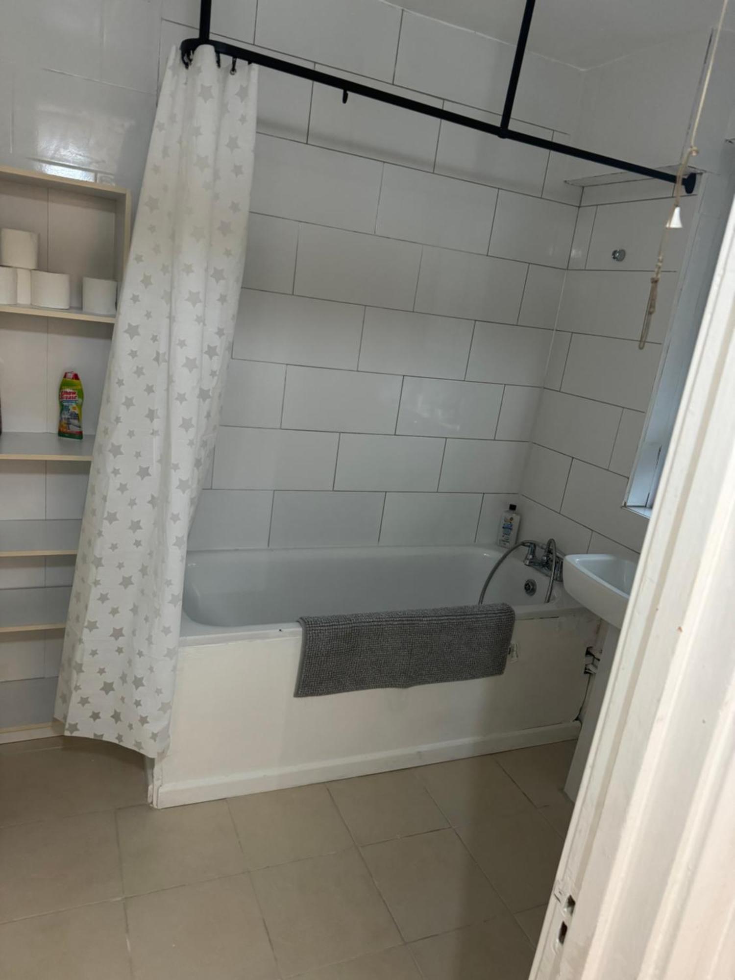 One Bedroom In Tower Bridge Road * London