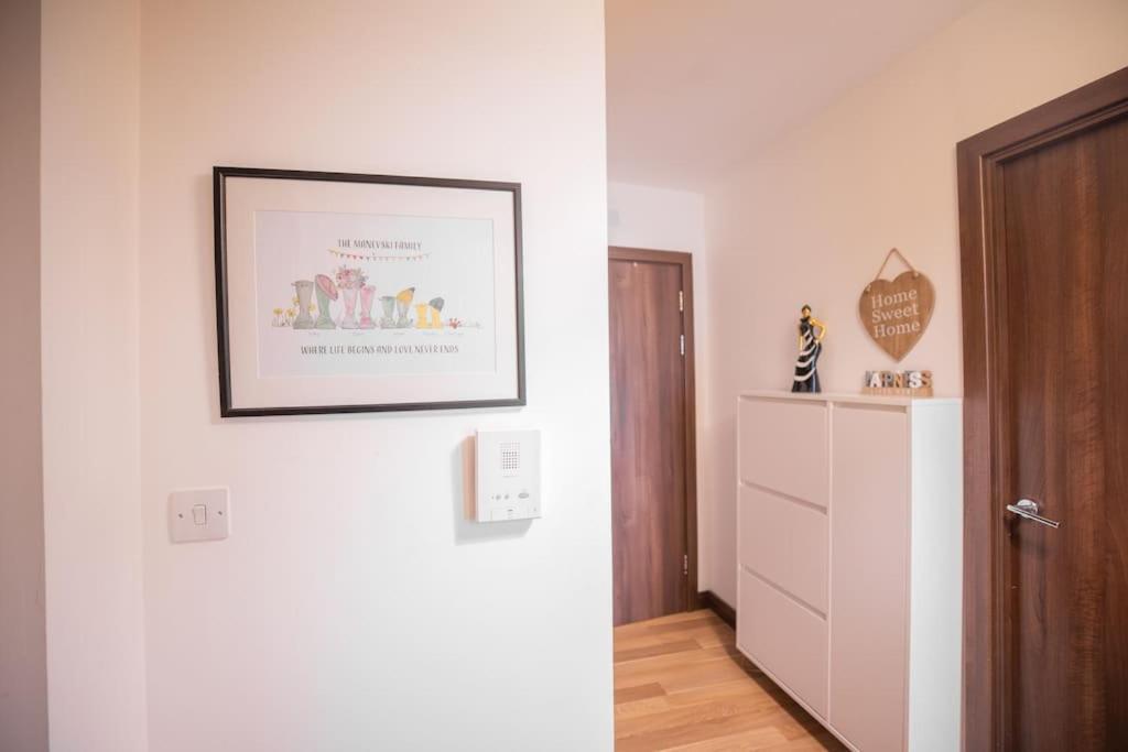 Apartment Lovely 2 Bedroom Overlooking River Thames