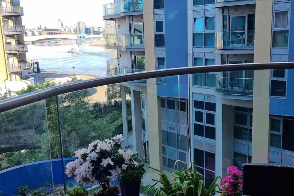 Apartment Lovely 2 Bedroom Overlooking River Thames