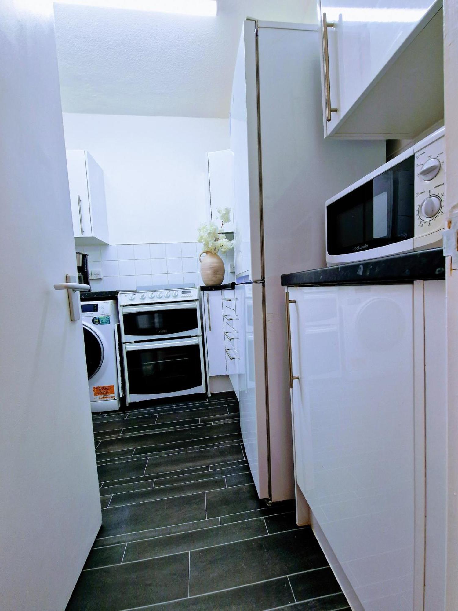 1 Bedroom Flat *