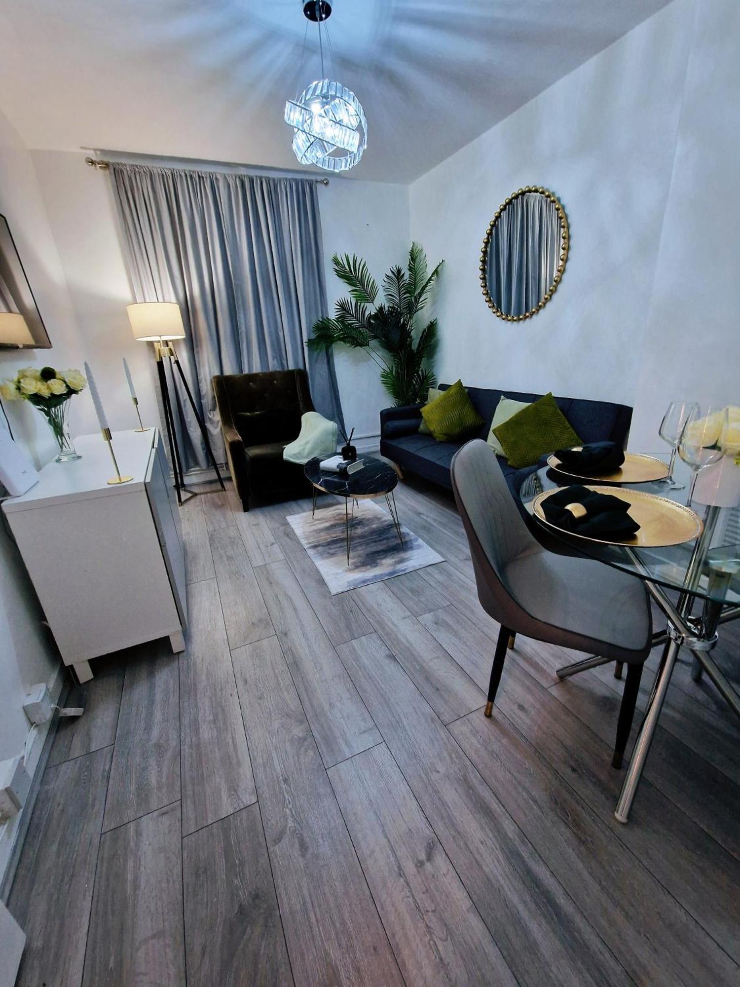 1 Bedroom Flat *