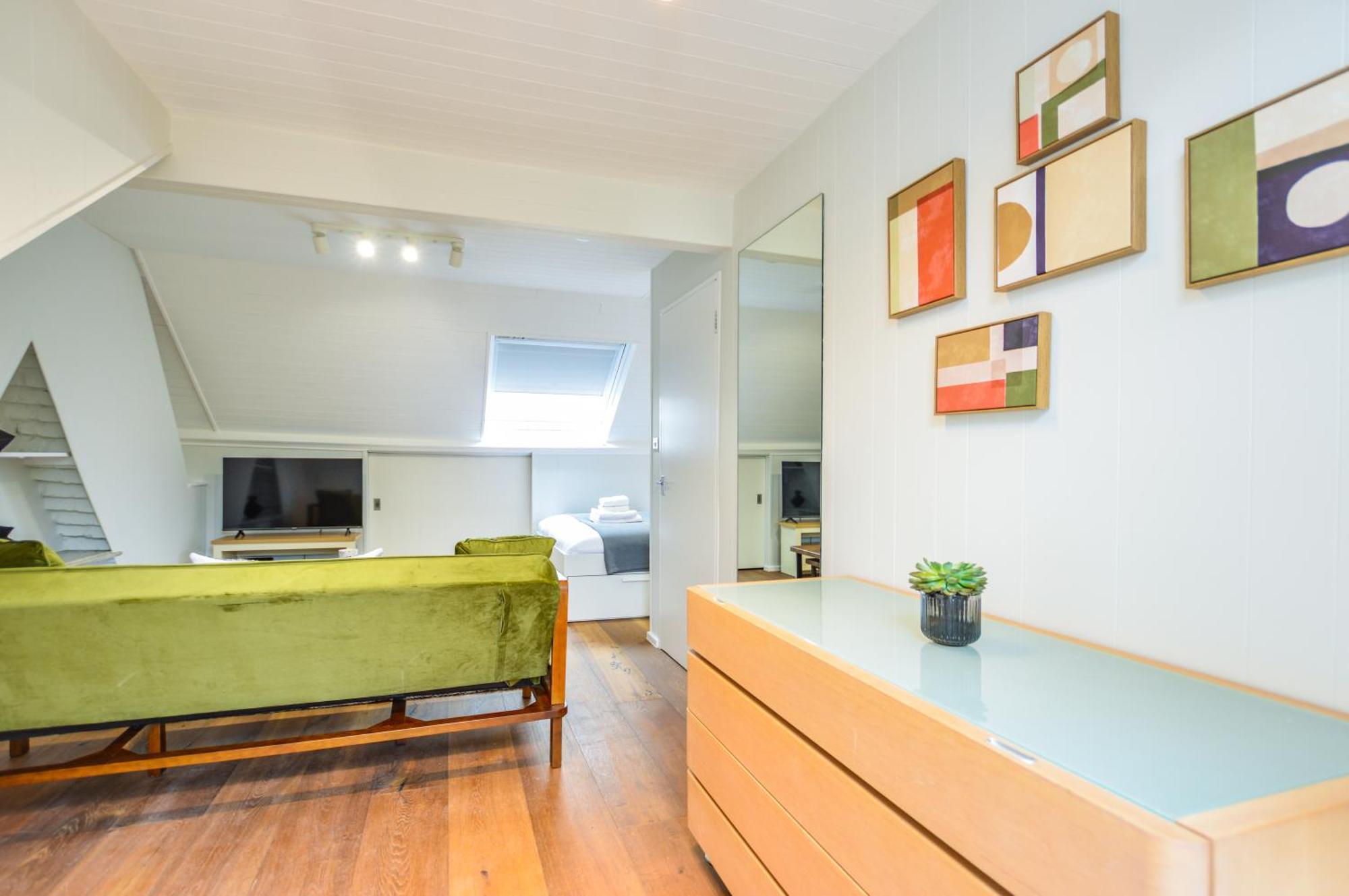 Split Level At West Hampstead By Concept Leilighet London
