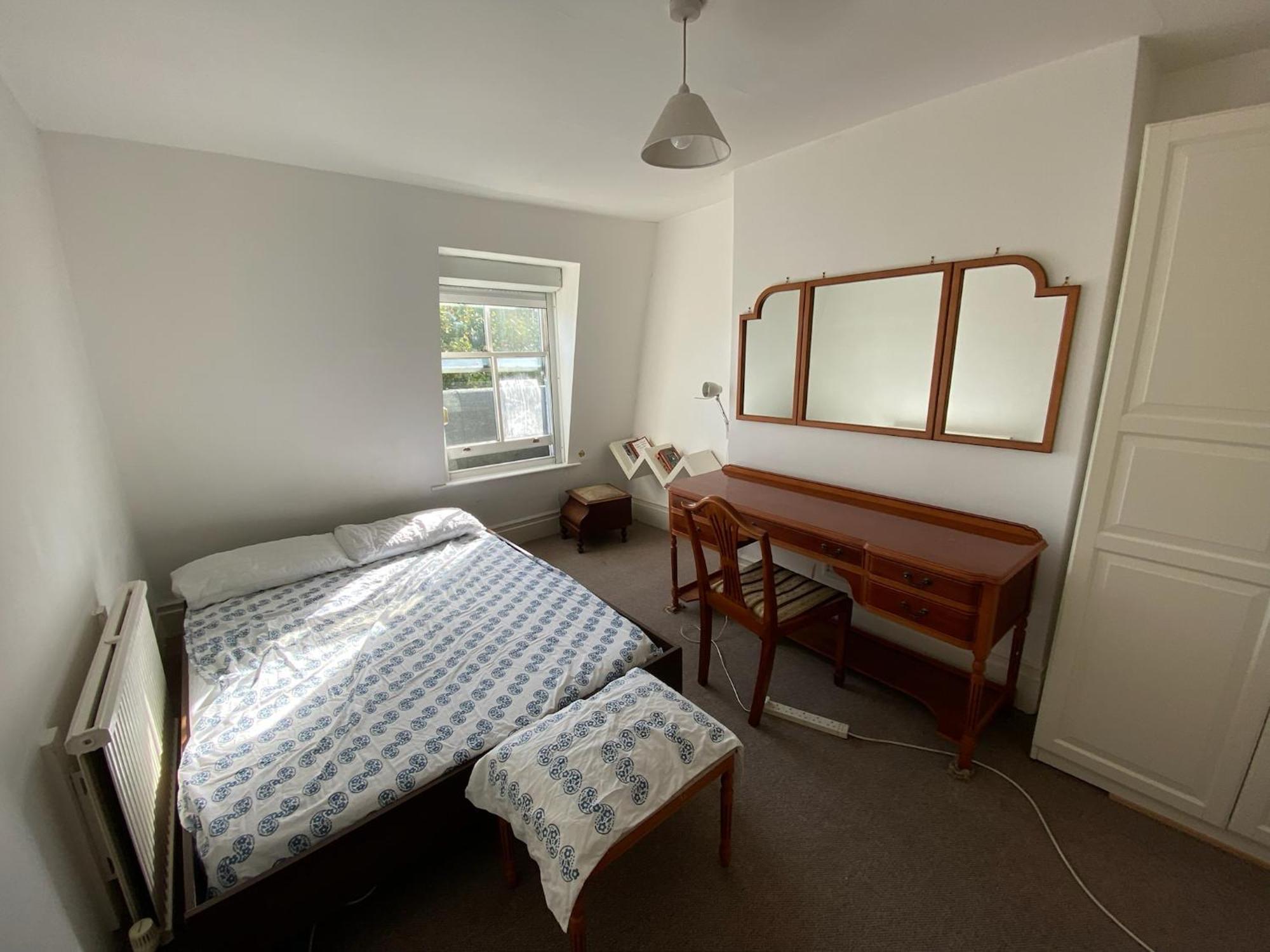 Apartment 3 Bedroom Top Floor Kensington *