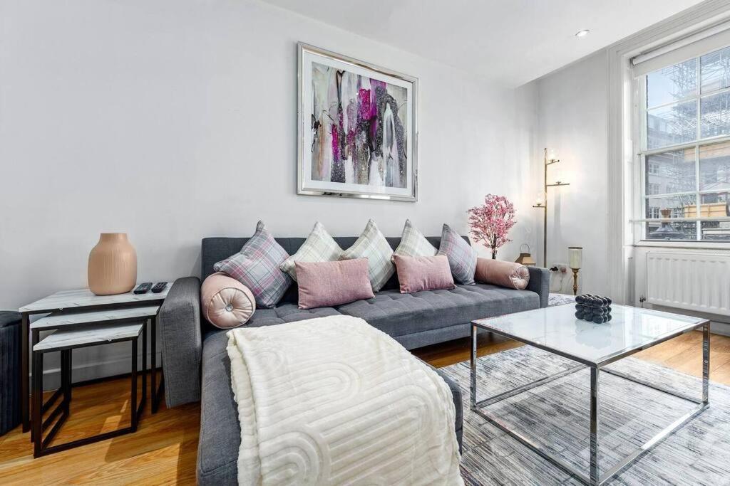 3 Bedroom In Haymarket Sleep 10 Hy2 London