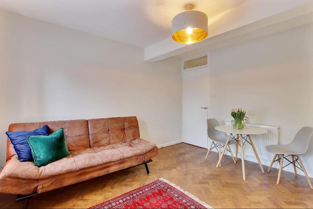 Chic 2-bed Apartment, Free Wi-fi And Parking Apartment