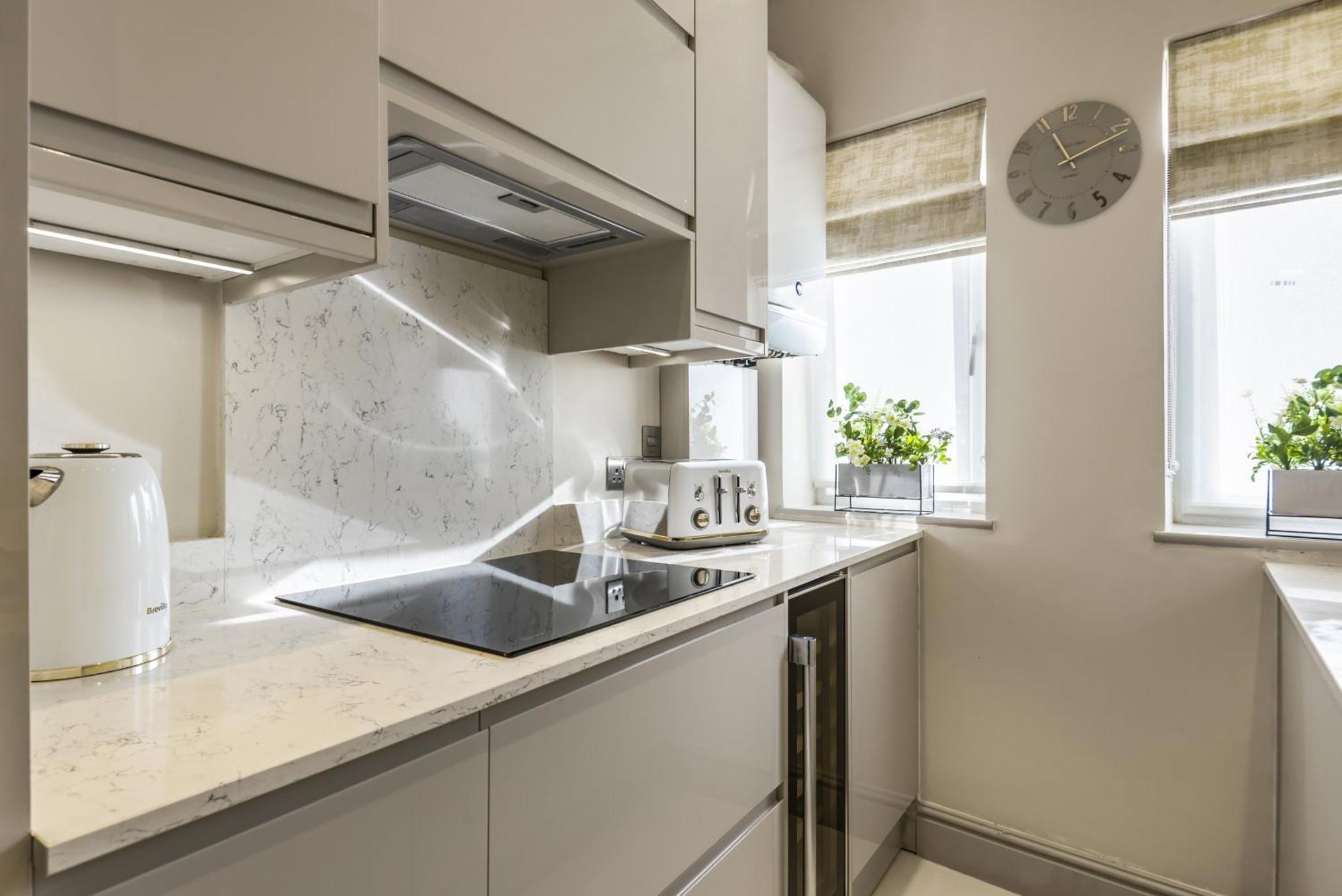 Luxury 1-bed In Sought After Prime Location Apartment *
