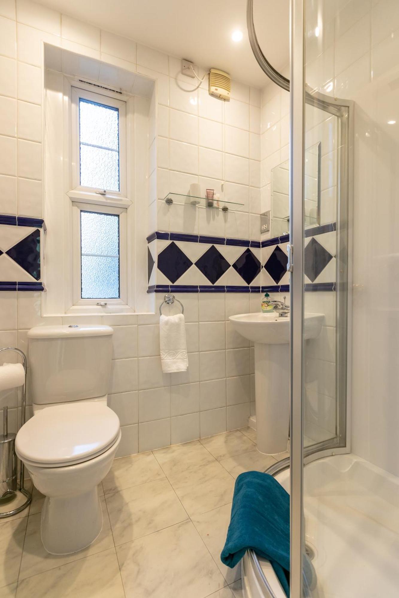 The Zenscape - Chic 2 Bedroom In Covent Garden L Sleeps 6 With Sofa Bed L Prime Location Free Wifi L Perfect For Business & Leisure Travelers L 15percent Off Weekly & 20percent Off Monthly Stays!
