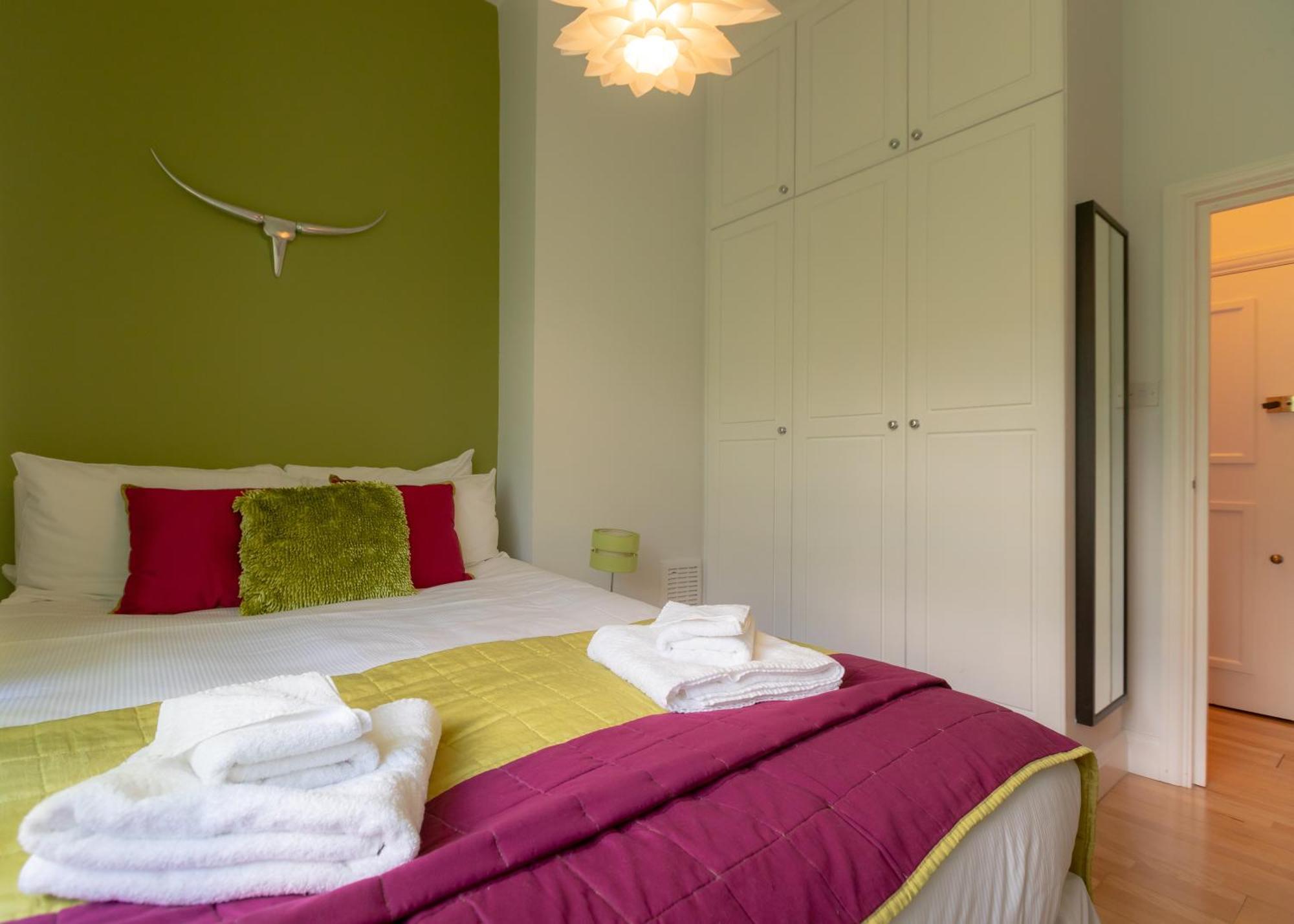 The Zenscape - Chic 2 Bedroom In Covent Garden L Sleeps 6 With Sofa Bed L Prime Location Free Wifi L Perfect For Business & Leisure Travelers L 15percent Off Weekly & 20percent Off Monthly Stays! London