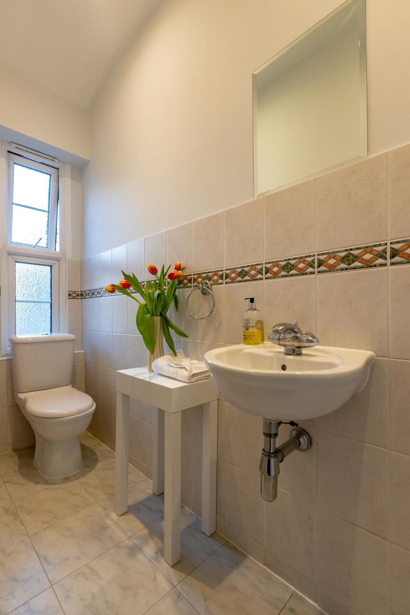 The Zenscape - Chic 2 Bedroom In Covent Garden L Sleeps 6 With Sofa Bed L Prime Location Free Wifi L Perfect For Business & Leisure Travelers L 15percent Off Weekly & 20percent Off Monthly Stays!