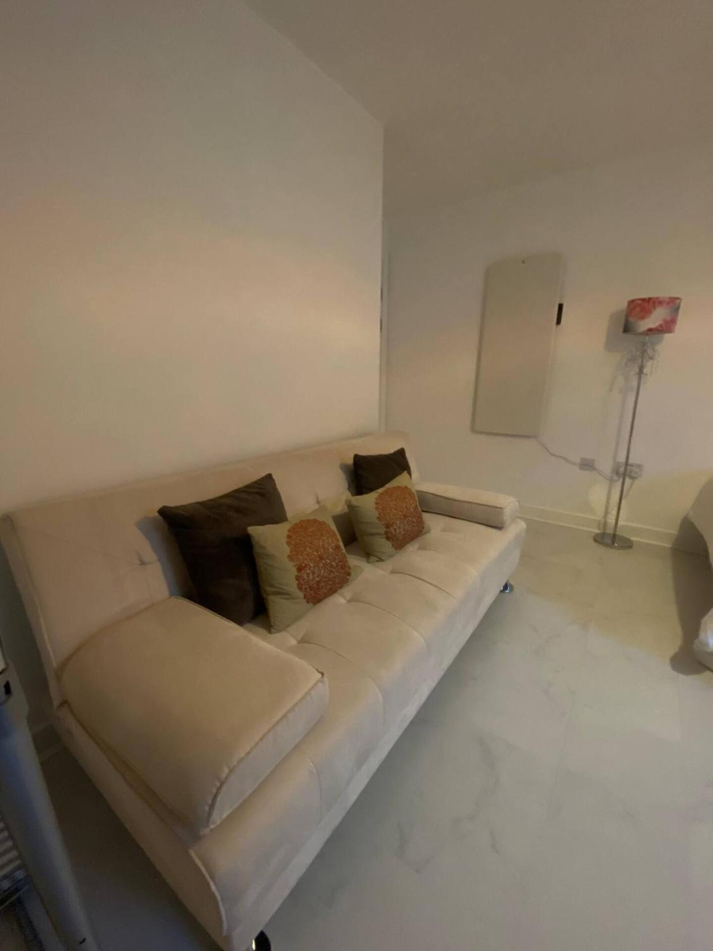 Xl Bright Room+parking+fridge+micro - 20min Bridge - 3 Min Walk To Train/bus Station Homestay London