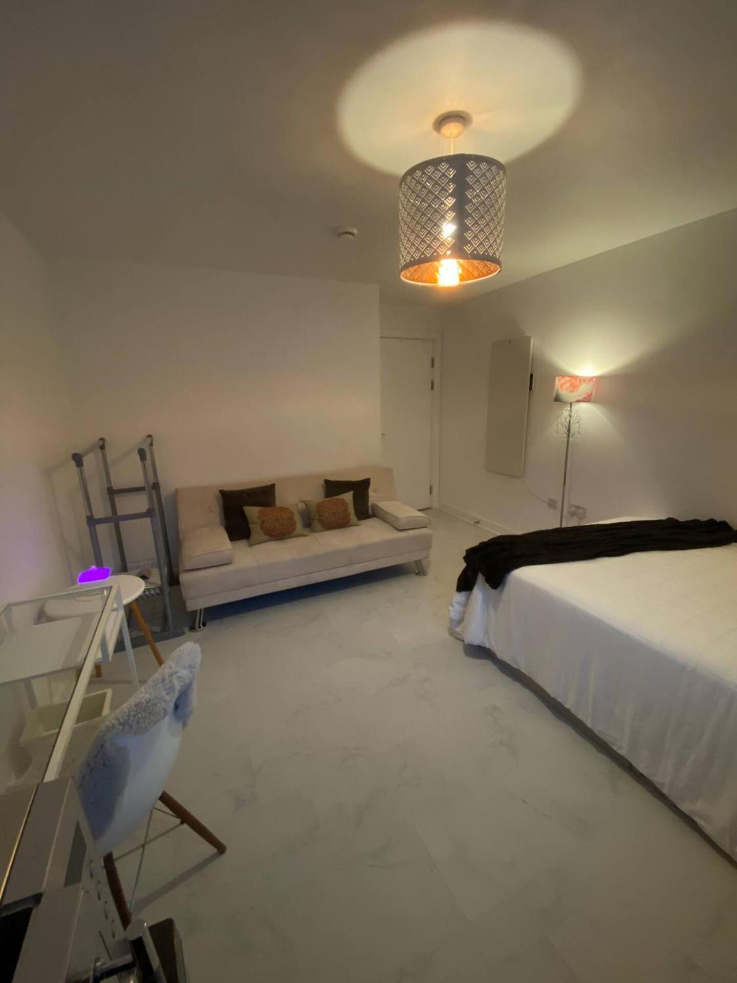 Xl Bright Room+parking+fridge+micro - 20min Bridge - 3 Min Walk To Train/bus Station London