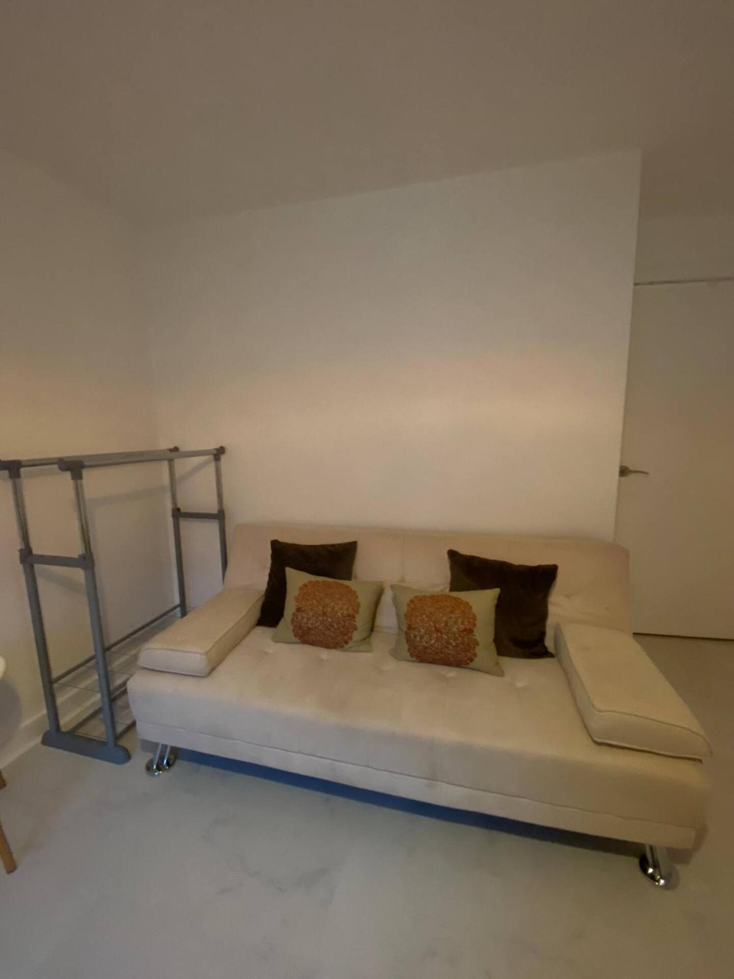 Homestay Xl Bright Room+parking+fridge+micro - 20min Bridge - 3 Min Walk To Train/bus Station London