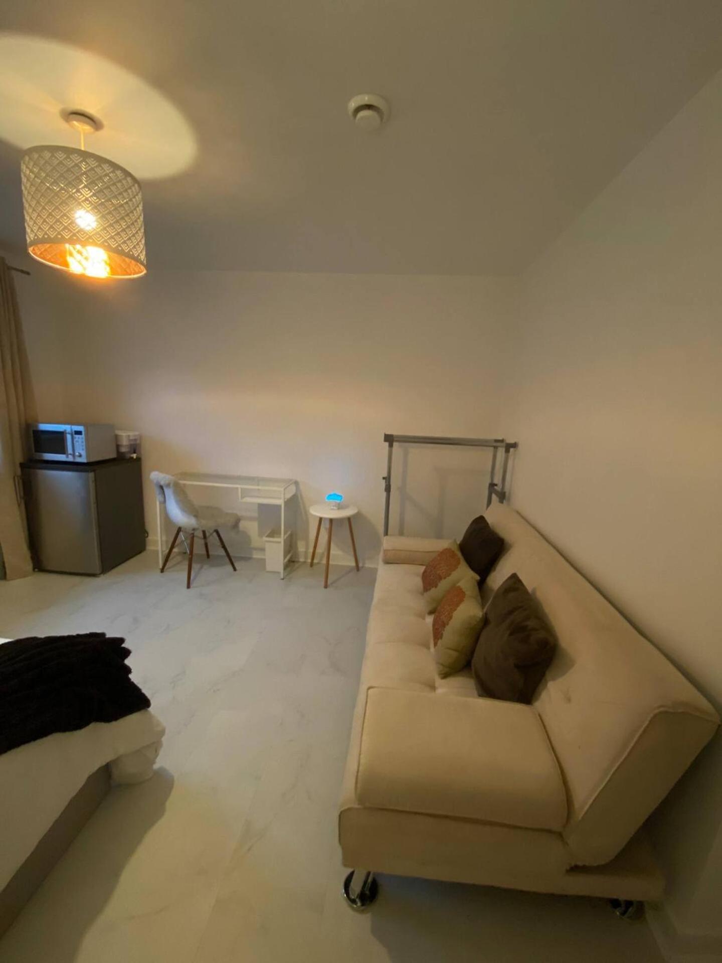 Xl Bright Room+parking+fridge+micro - 20min Bridge - 3 Min Walk To Train/bus Station London