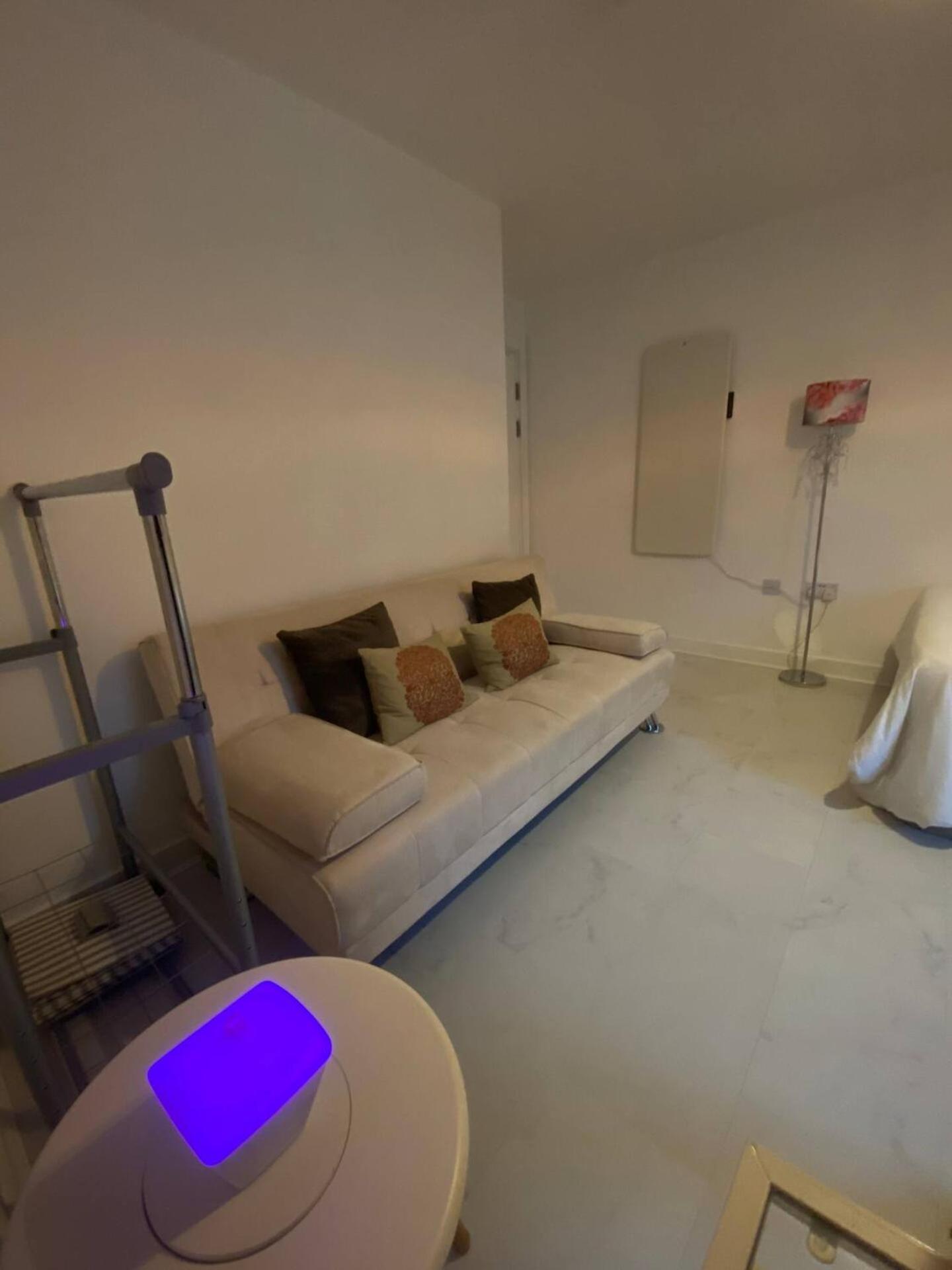Homestay Xl Bright Room+parking+fridge+micro - 20min Bridge - 3 Min Walk To Train/bus Station
