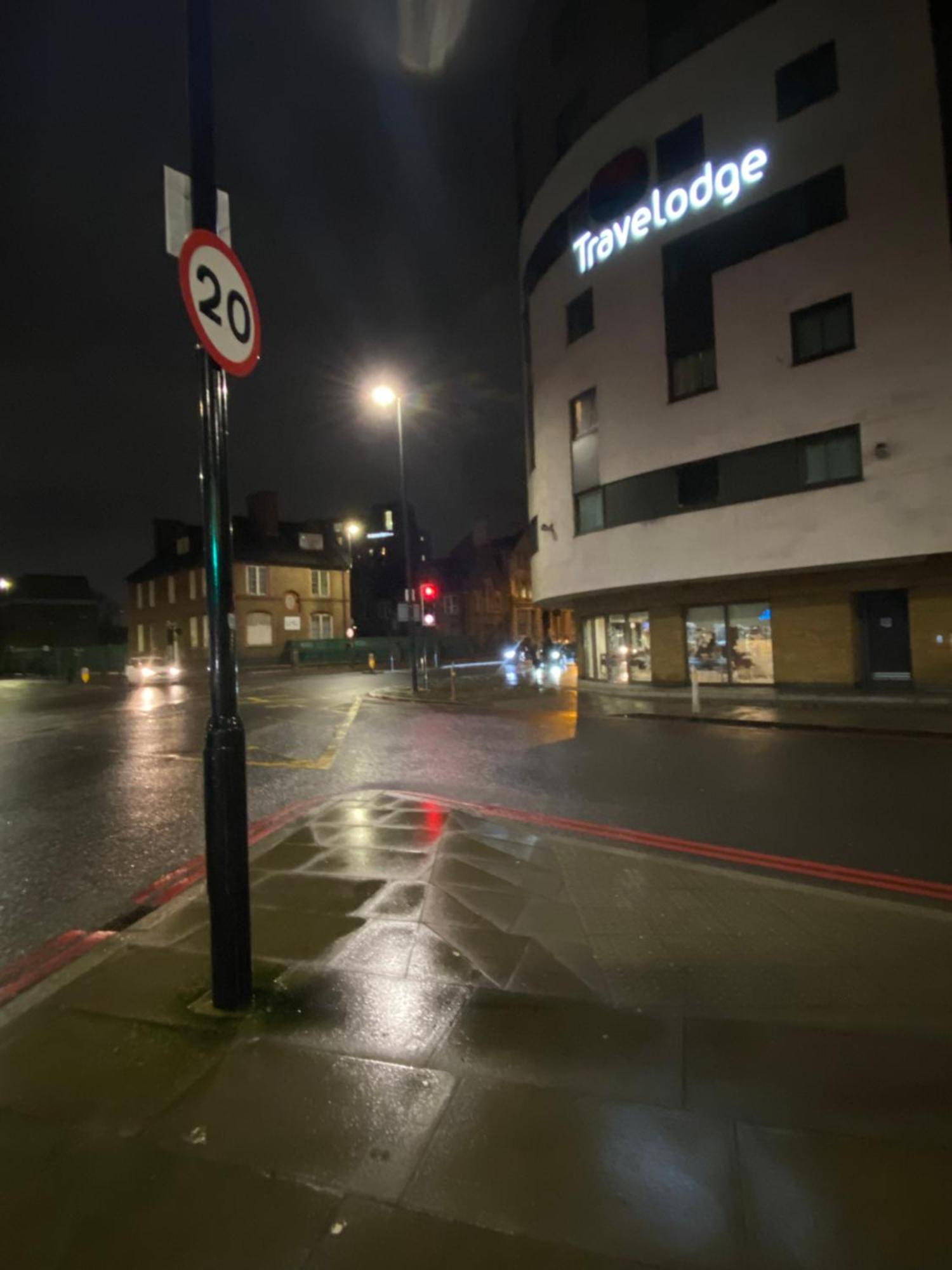 Xl Bright Room+parking+fridge+micro - 20min Bridge - 3 Min Walk To Train/bus Station * London