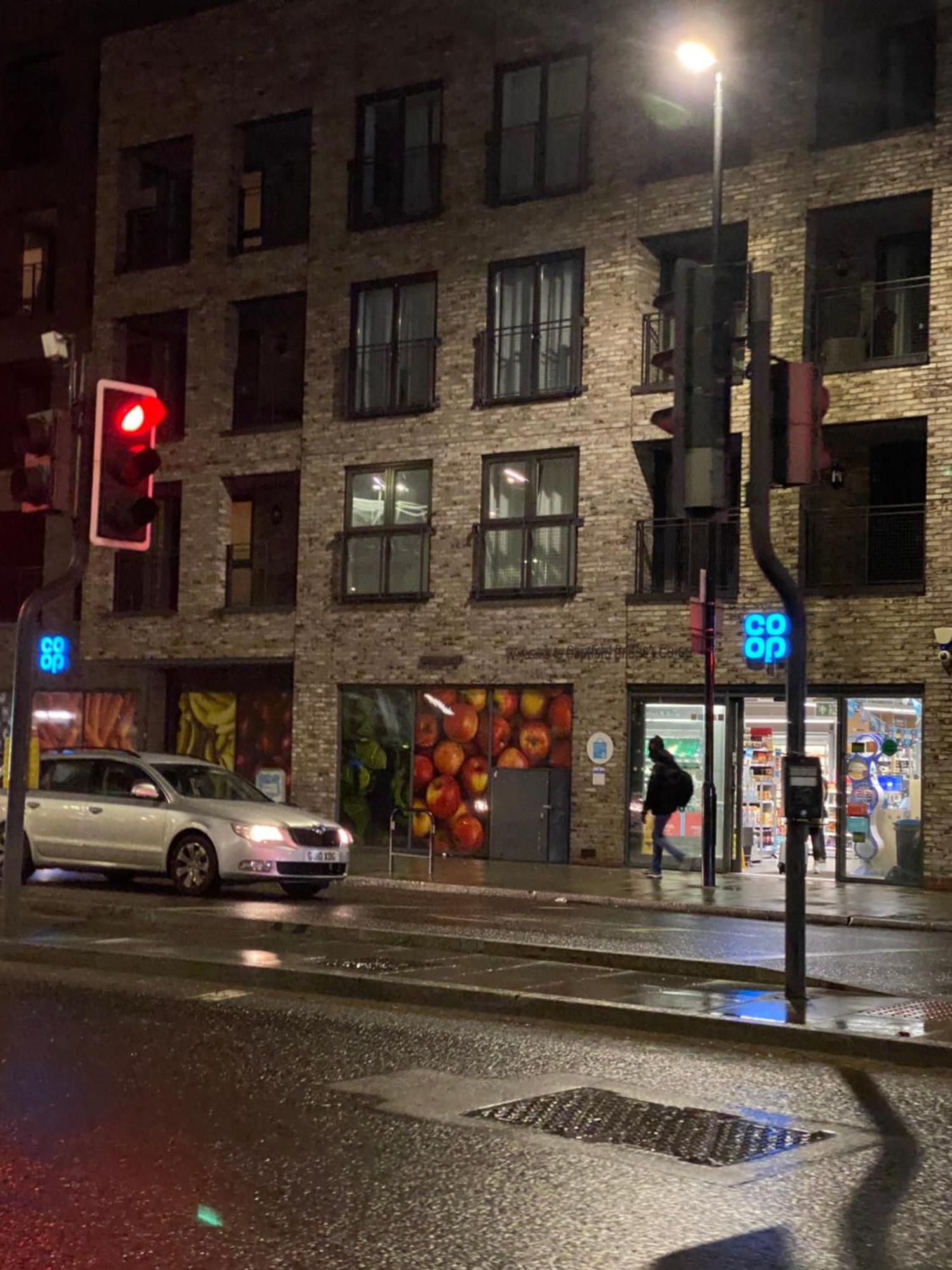 Xl Bright Room+parking+fridge+micro - 20min Bridge - 3 Min Walk To Train/bus Station * London