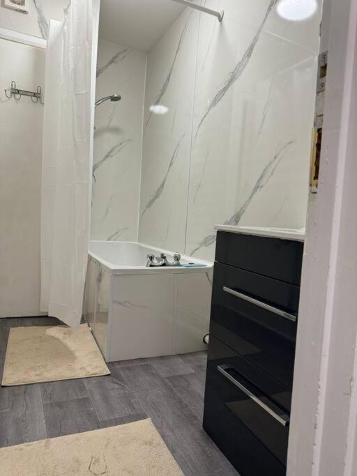4 Bedroom Entire Flat, Kings Cross Road * Londres