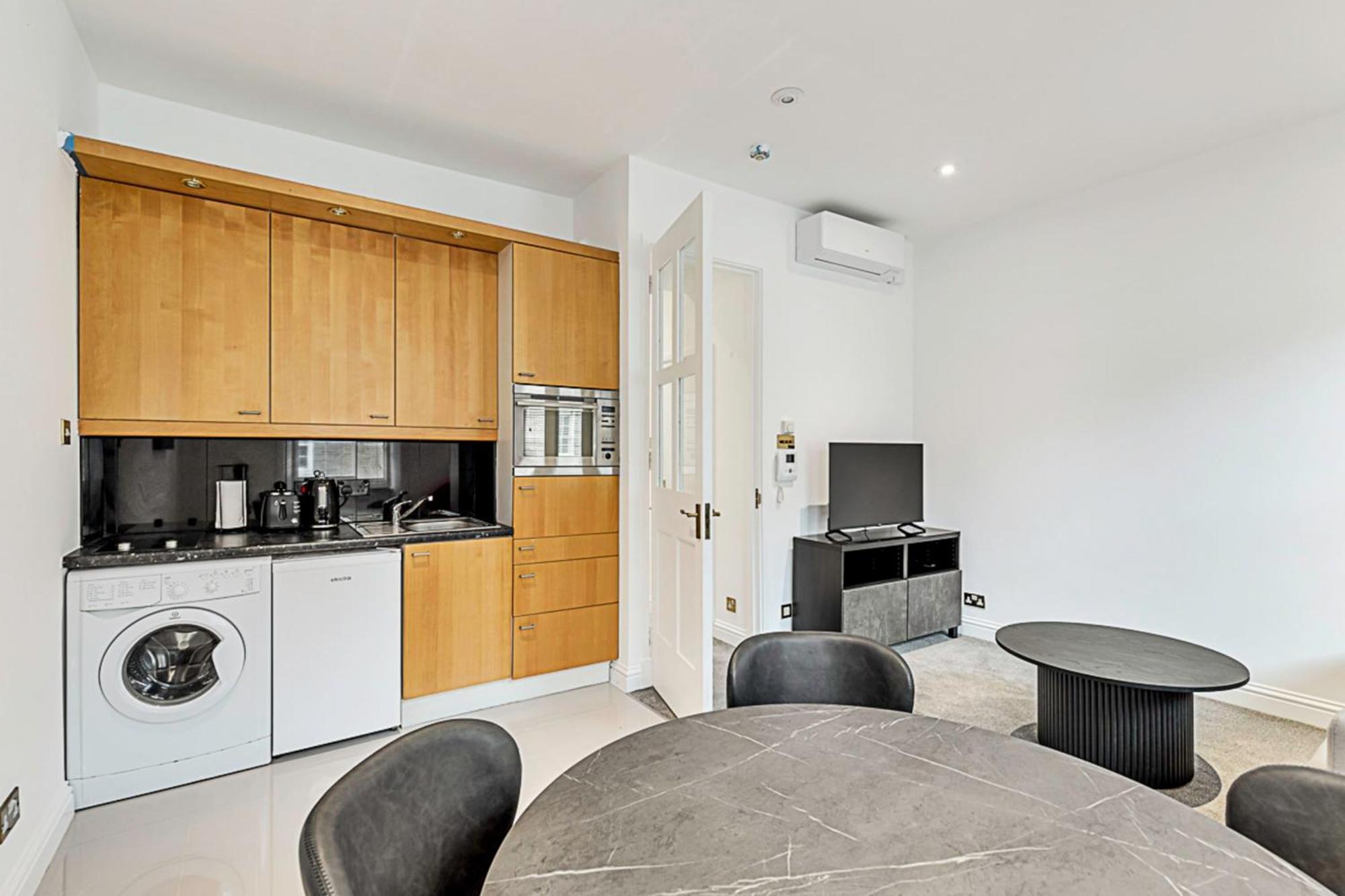 A One-bedroom Situated In * Londen