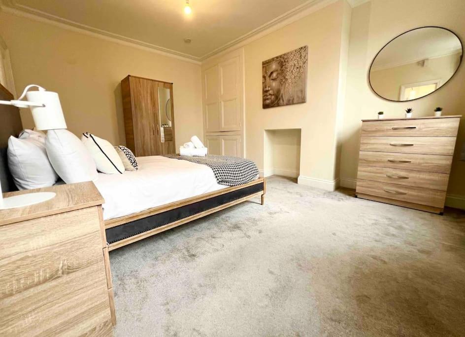 4 Bed Apartment- Archway Station * Londen
