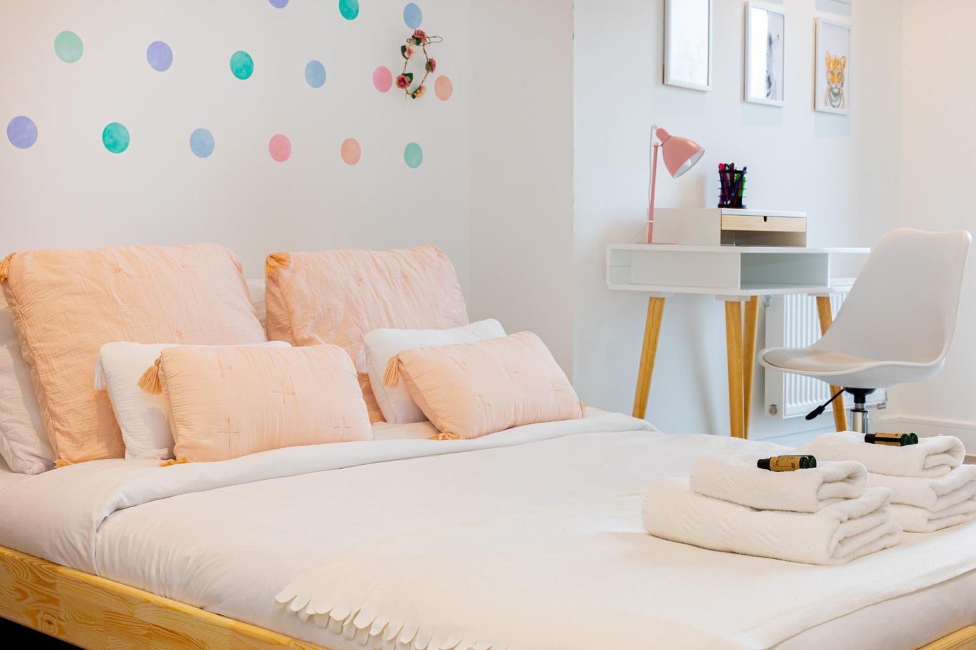 Modern New 2br Wviews & Balcony In Wandsworth