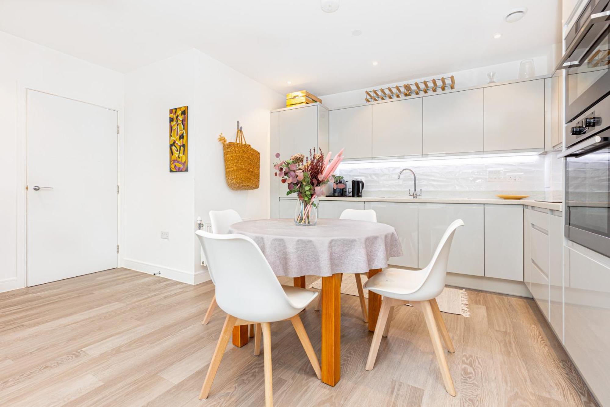 Modern New 2br Wviews & Balcony In Wandsworth Apartment