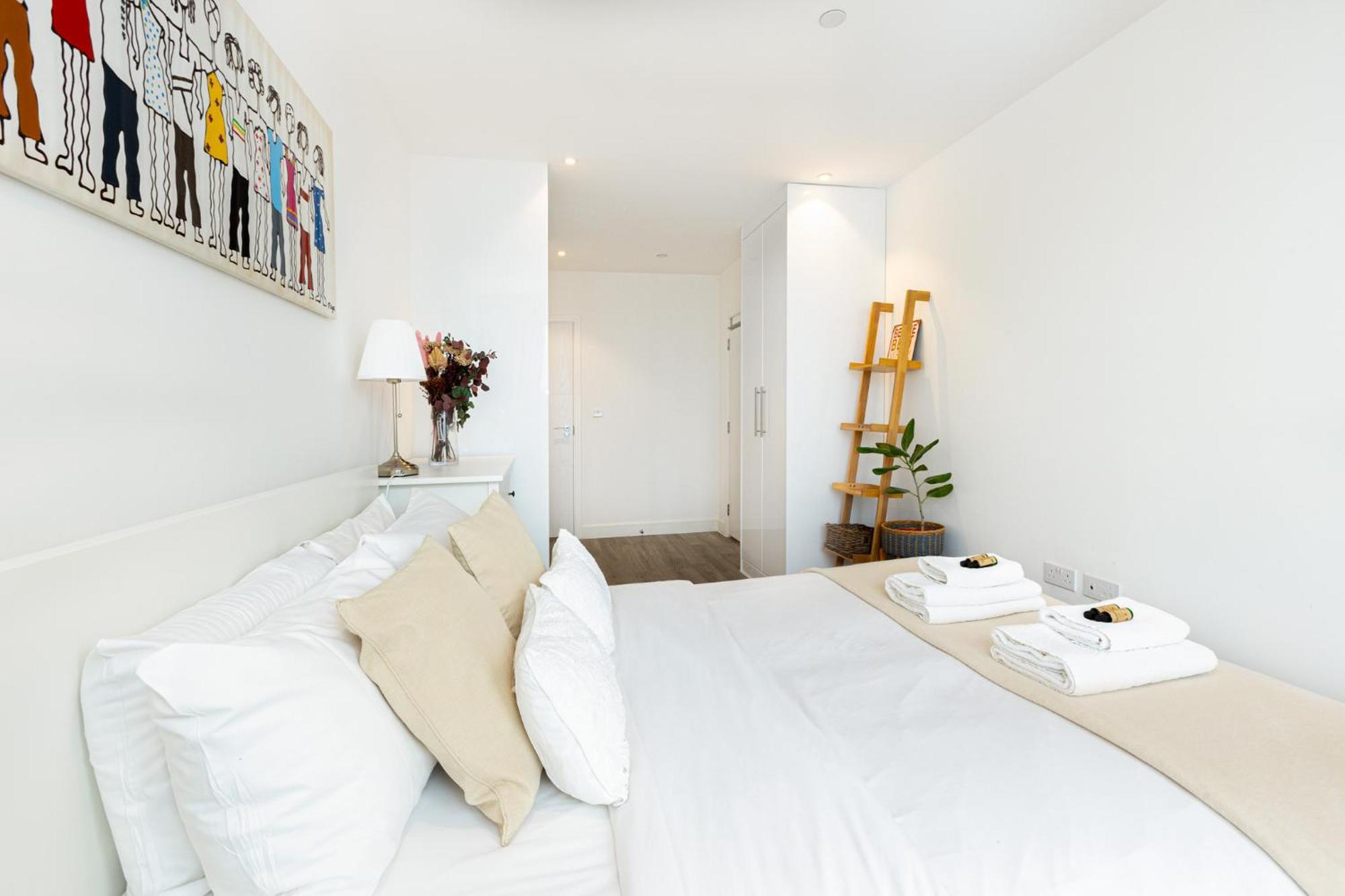 Modern New 2br Wviews & Balcony In Wandsworth *
