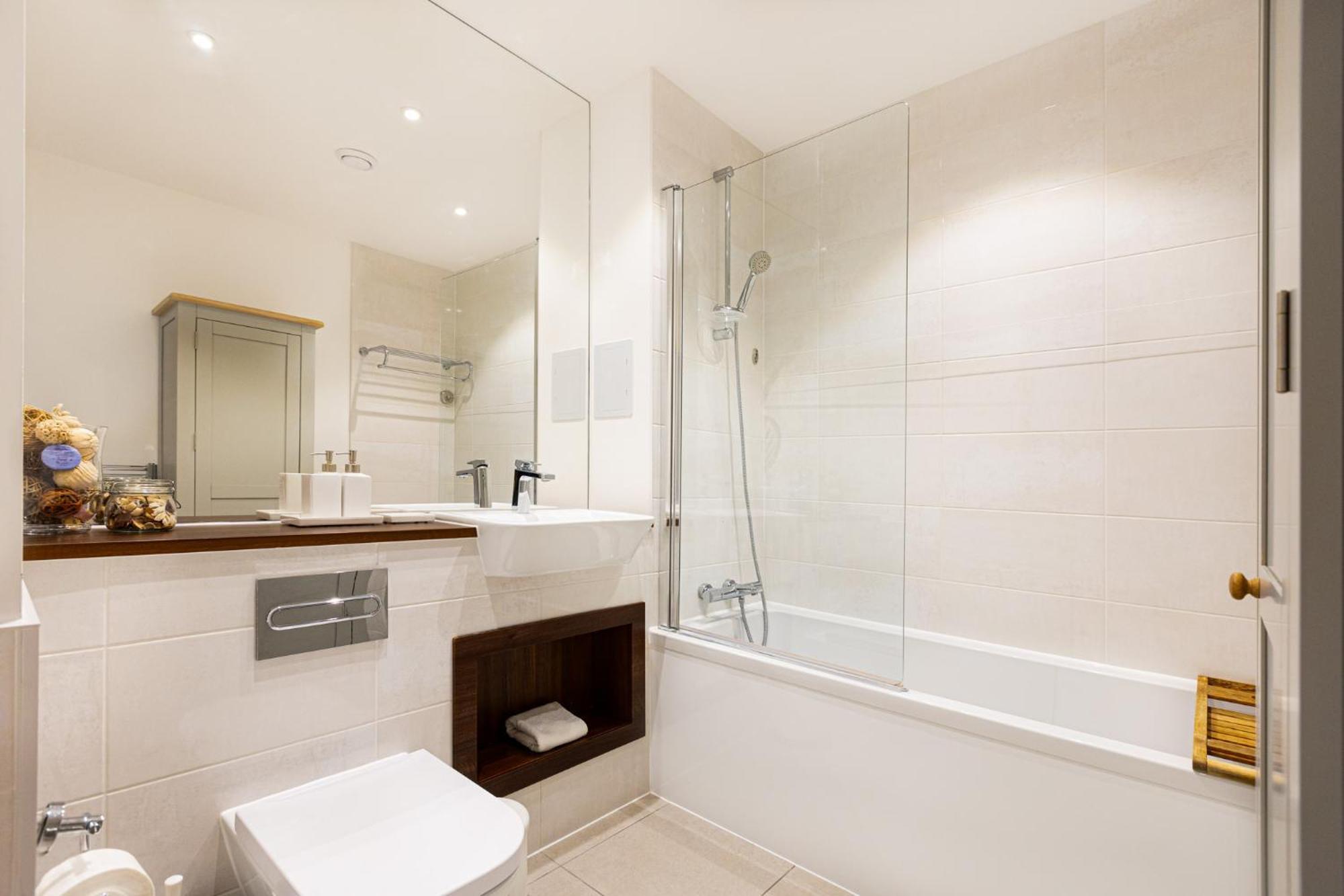 Apartment Modern New 2br Wviews & Balcony In Wandsworth
