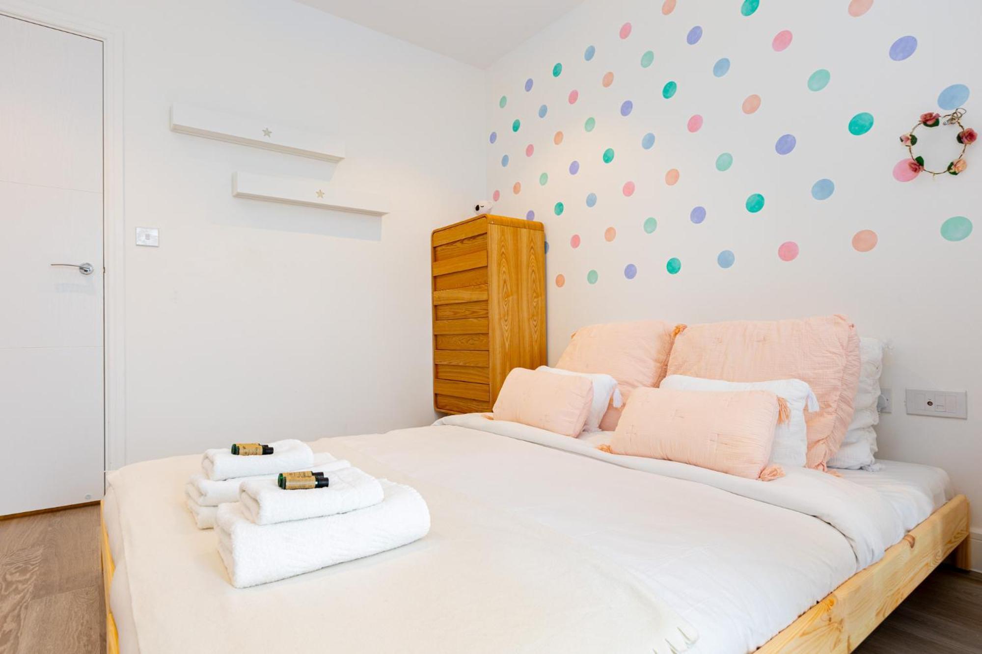 Modern New 2br Wviews & Balcony In Wandsworth Apartment London