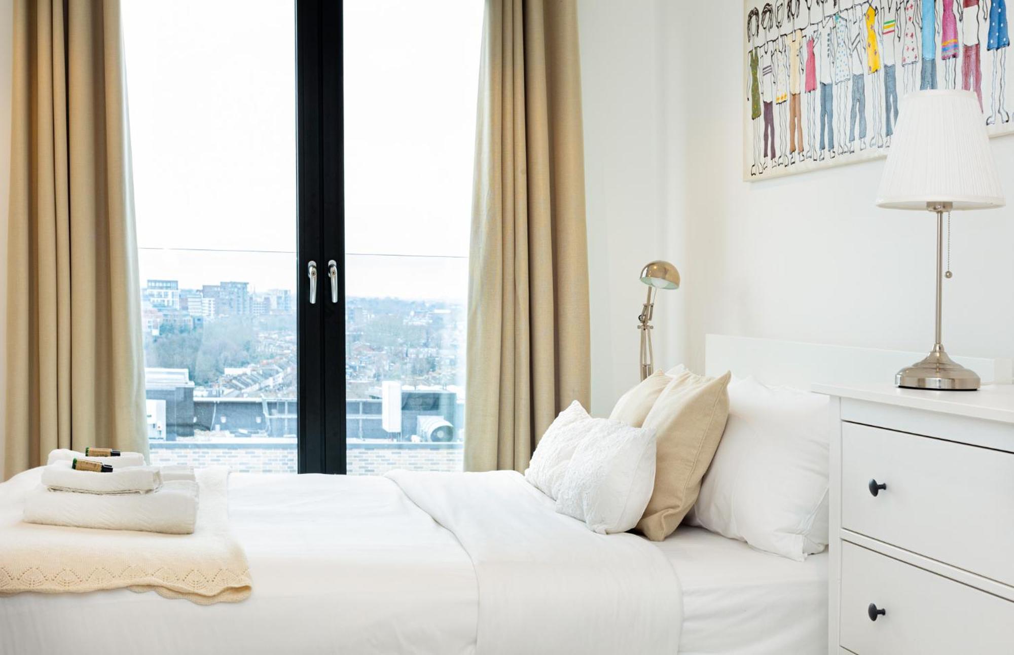 Modern New 2br Wviews & Balcony In Wandsworth Apartment *