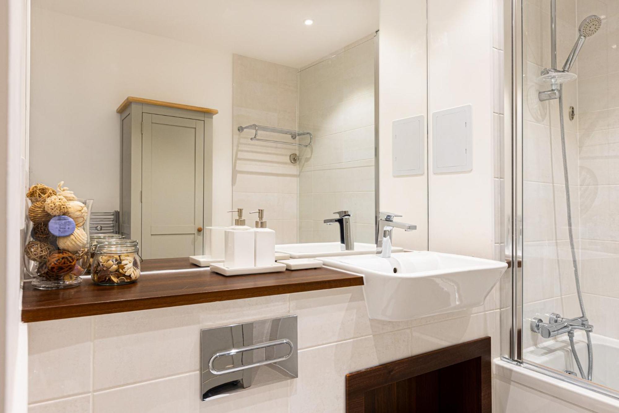 Modern New 2br Wviews & Balcony In Wandsworth London